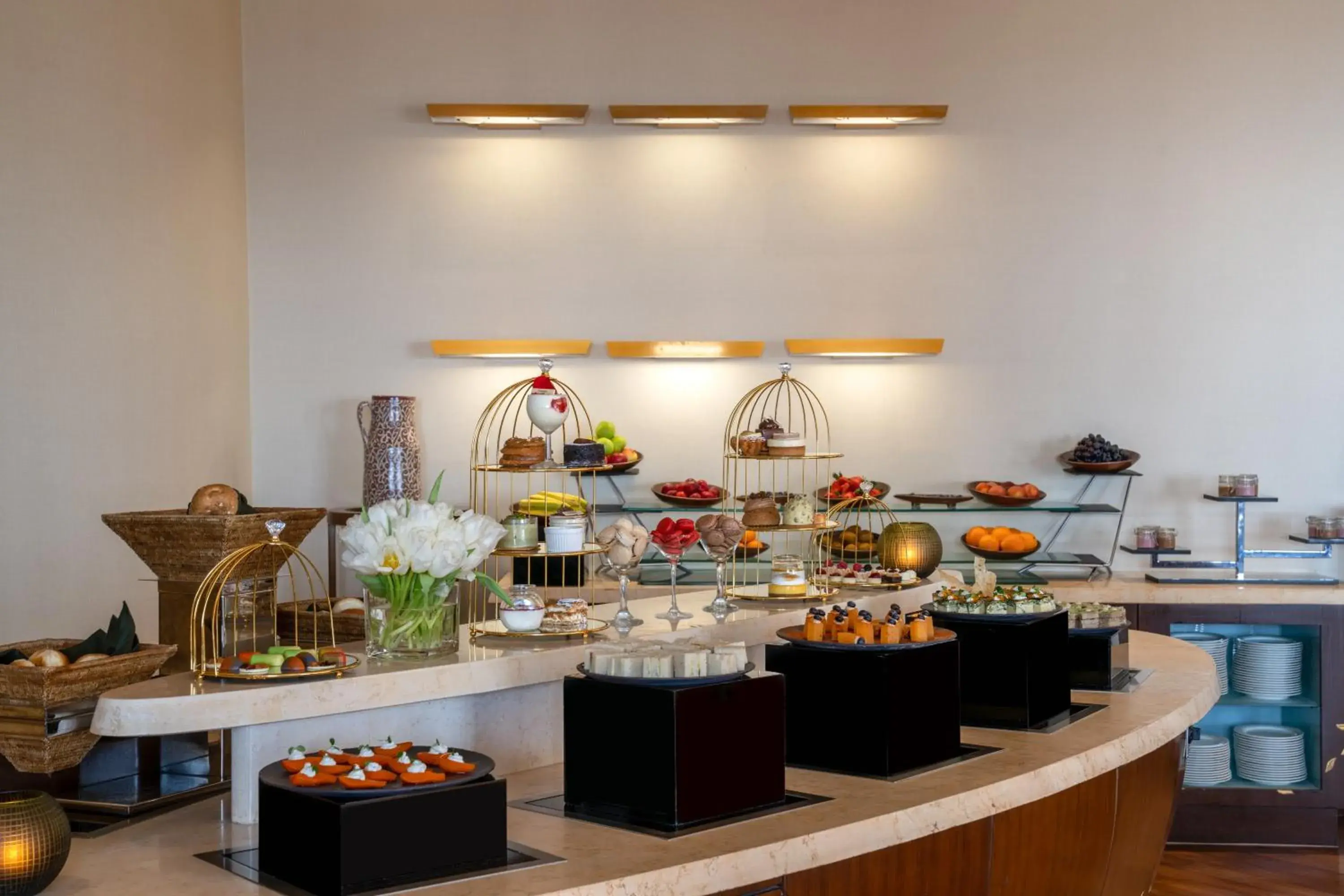 Lounge or bar, Food in Sofitel Bahrain Zallaq Thalassa Sea & Spa