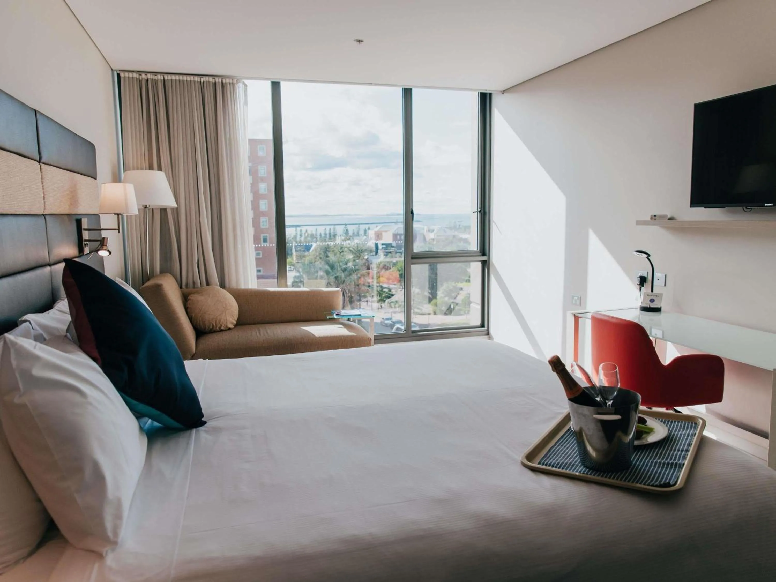 Property building, Bed in Novotel Newcastle Beach