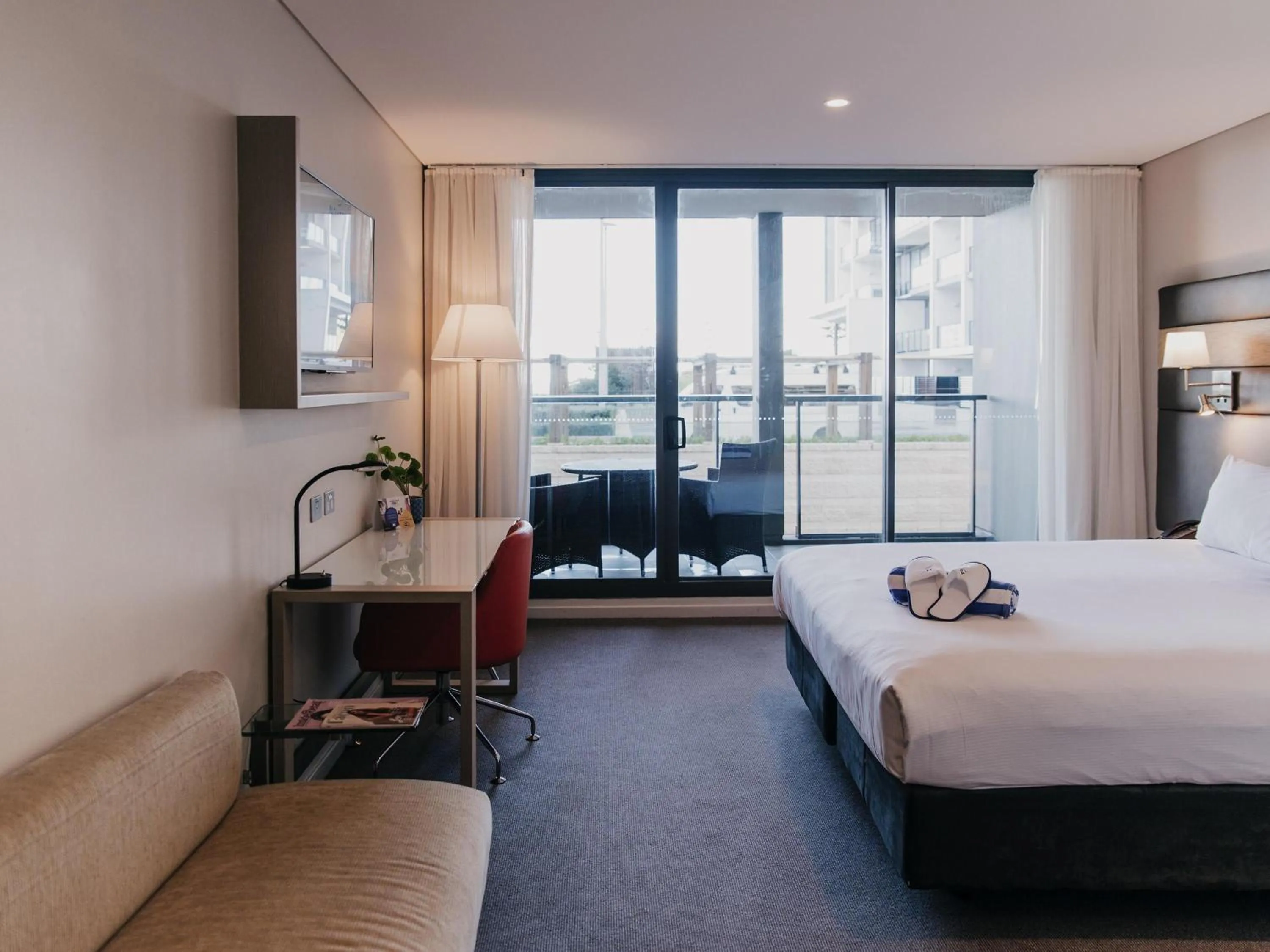 Bedroom, Bed in Novotel Newcastle Beach