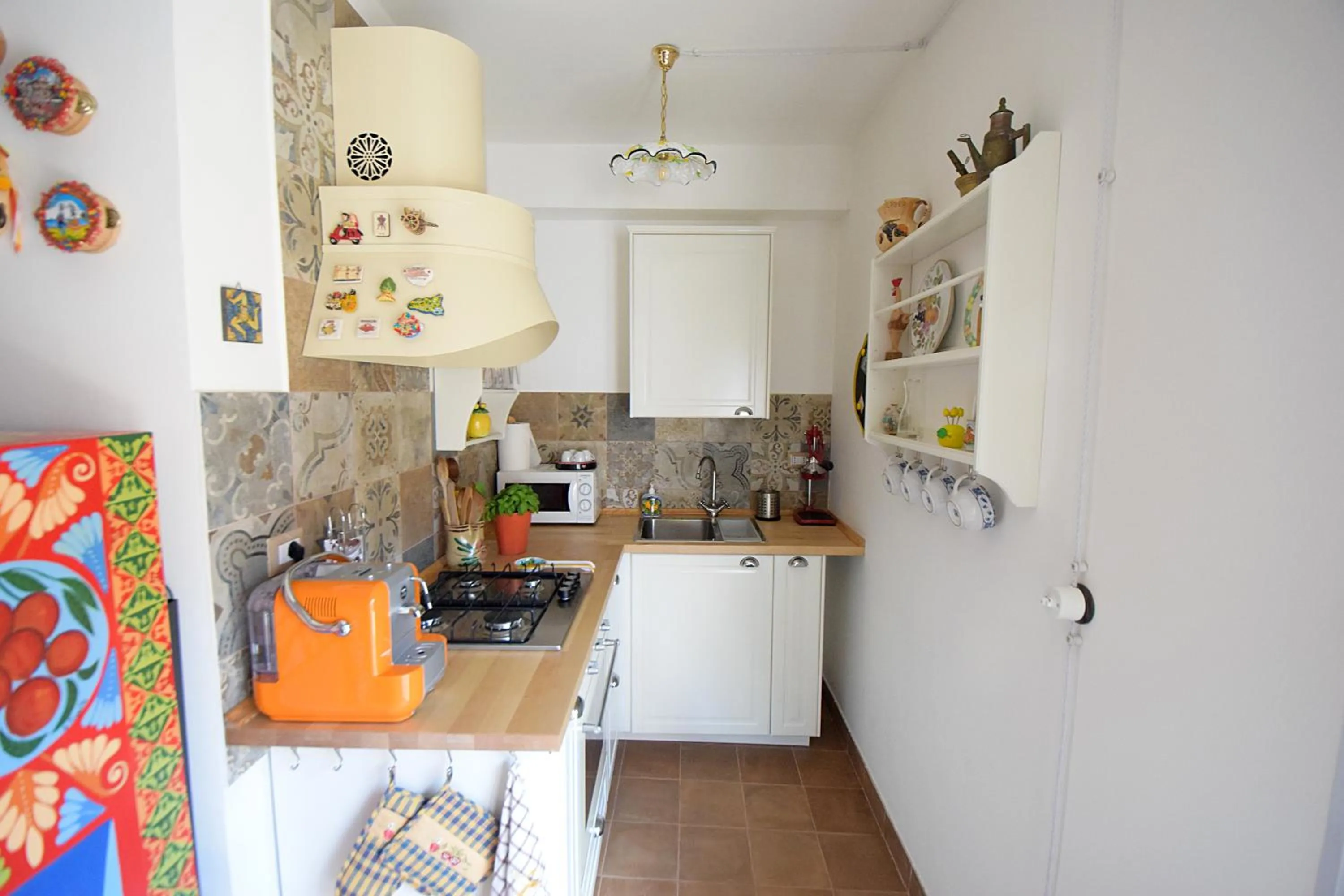 Communal kitchen in Zù Mariu B&B