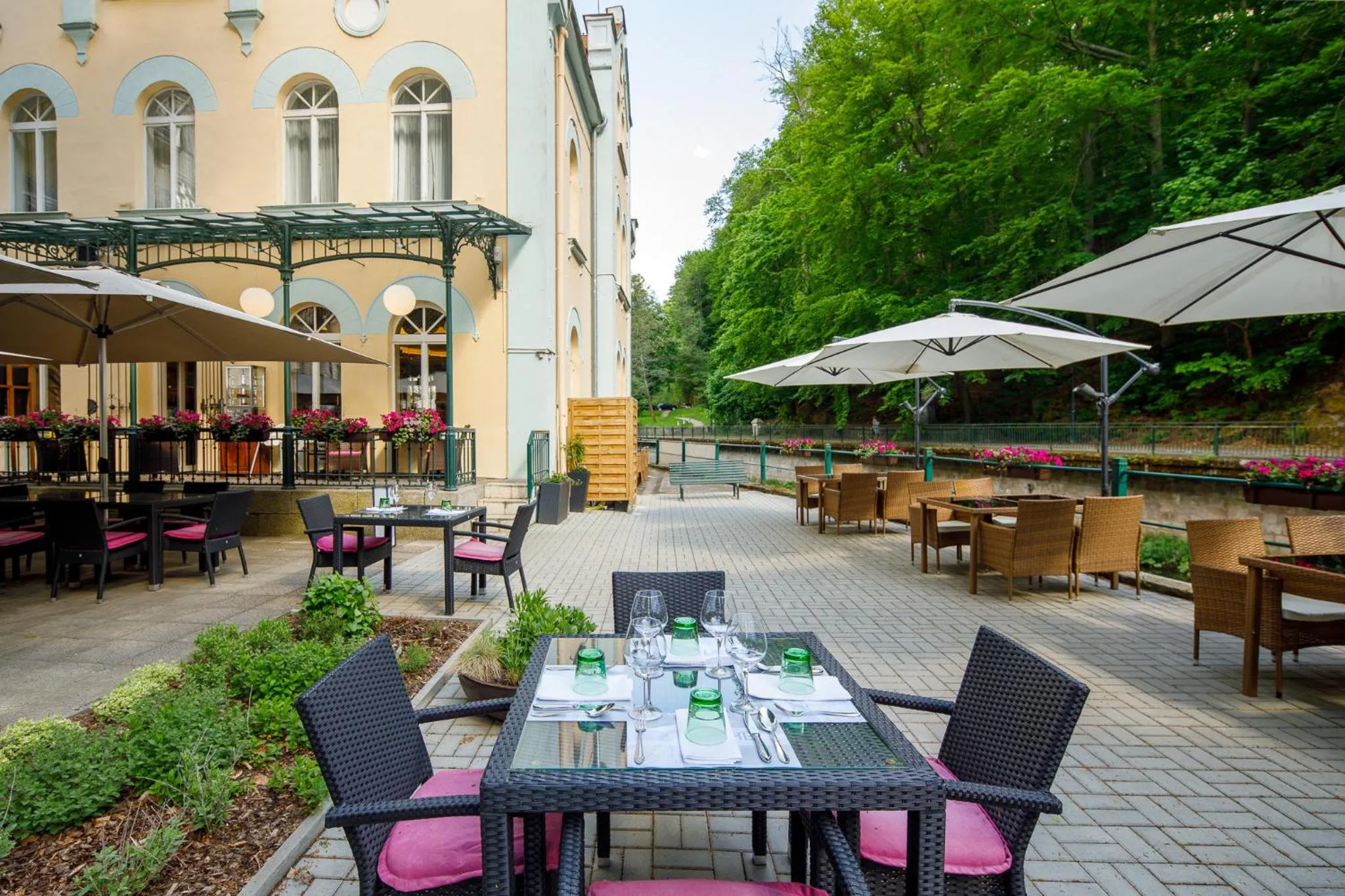 Restaurant/places to eat in Villa Basileia Riverside