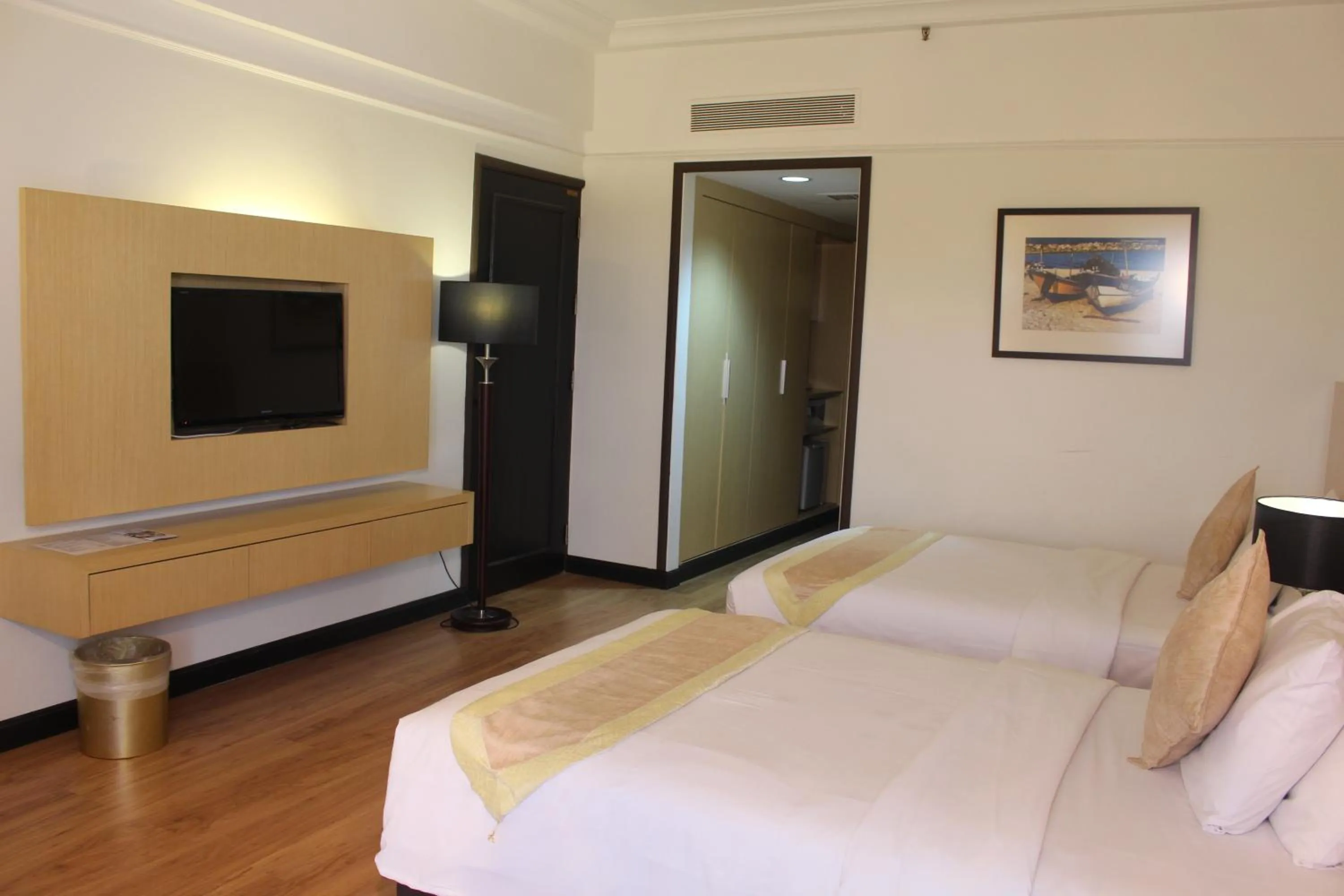 Bed in Primula Beach Hotel