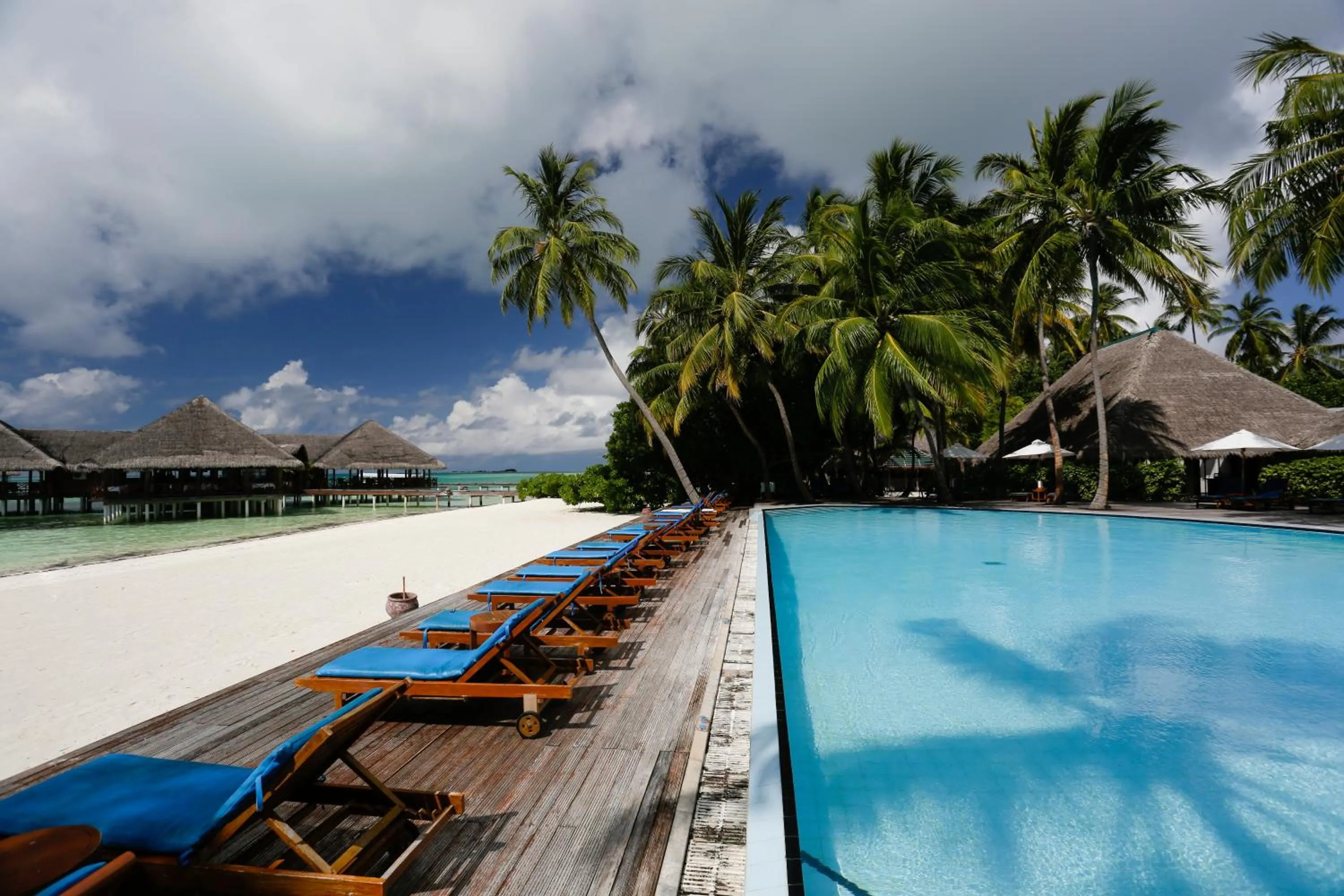 Swimming pool in Medhufushi Island Resort