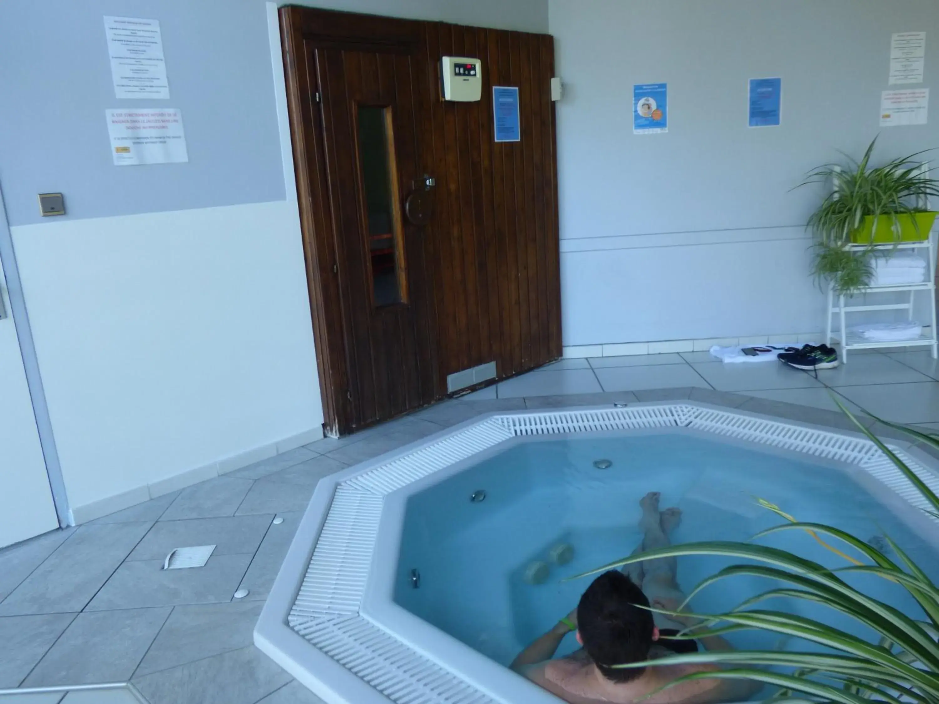 Hot Tub in inspiration by balladins Villefranche-de-Rouergue Hot Tub in inspiration by balladins Villefranche-de-Rouergue