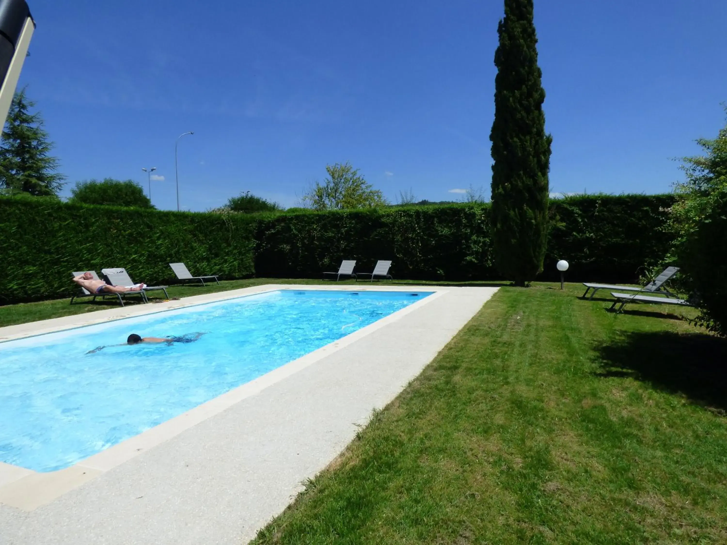 Swimming pool in inspiration by balladins Villefranche-de-Rouergue Swimming pool in inspiration by balladins Villefranche-de-Rouergue