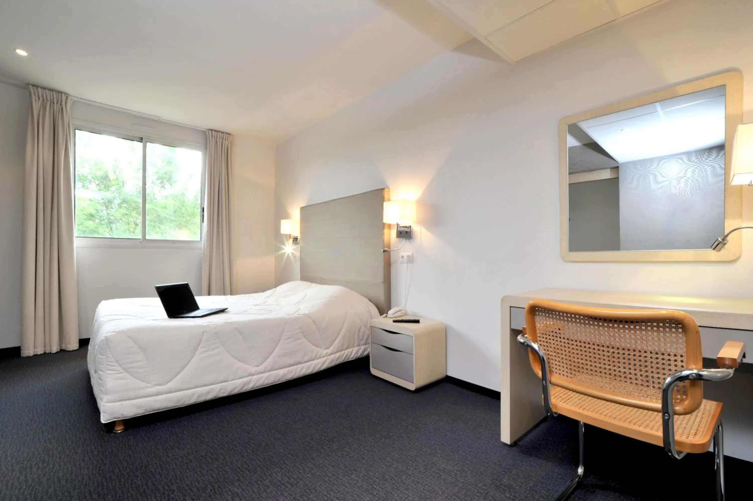 Photo of the whole room, Bed in inspiration by balladins Villefranche-de-Rouergue Photo of the whole room, Bed in inspiration by balladins Villefranche-de-Rouergue