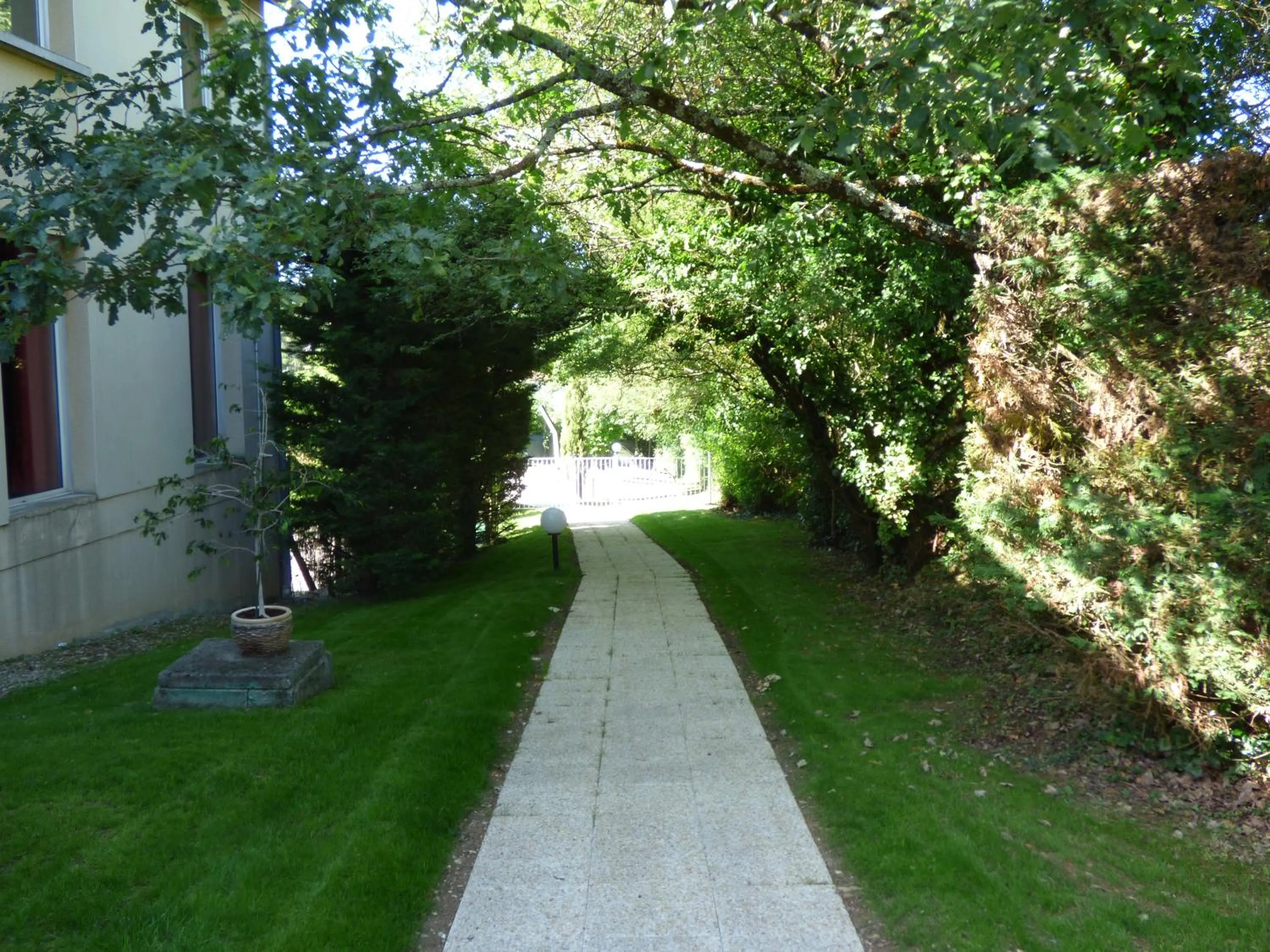 Garden in inspiration by balladins Villefranche-de-Rouergue