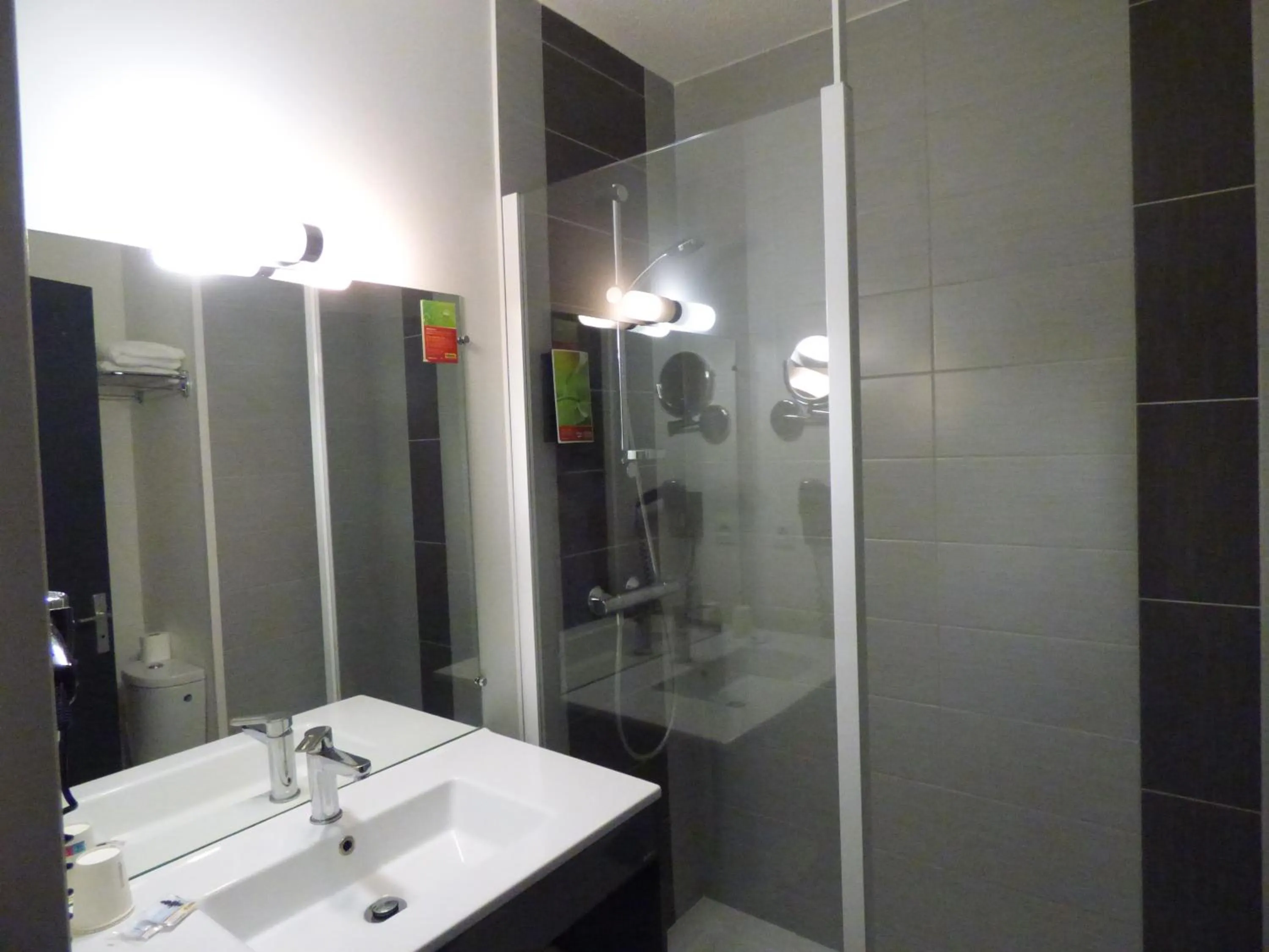 Shower in inspiration by balladins Villefranche-de-Rouergue