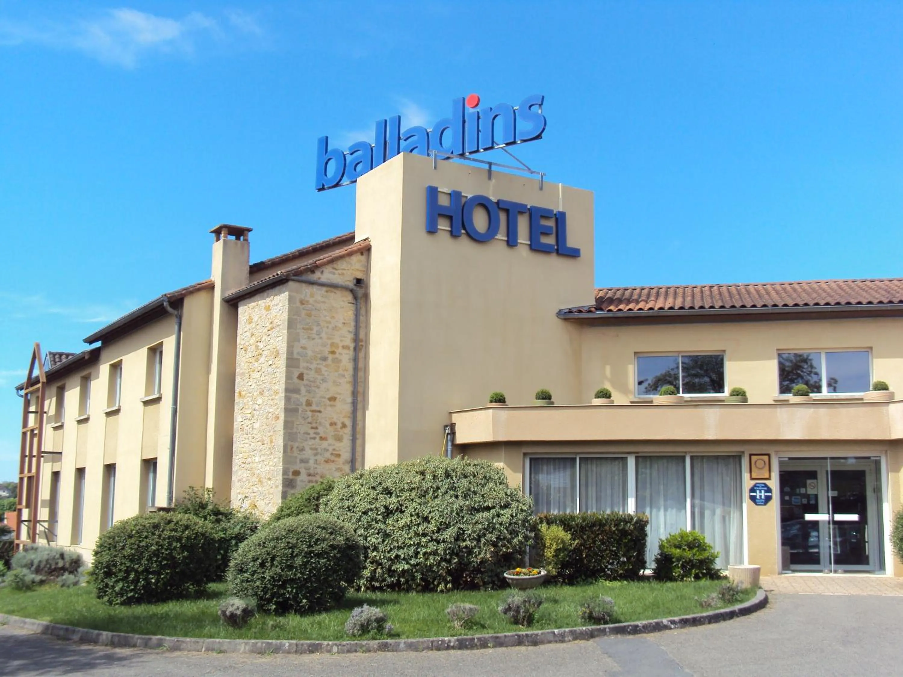 Facade/entrance in inspiration by balladins Villefranche-de-Rouergue