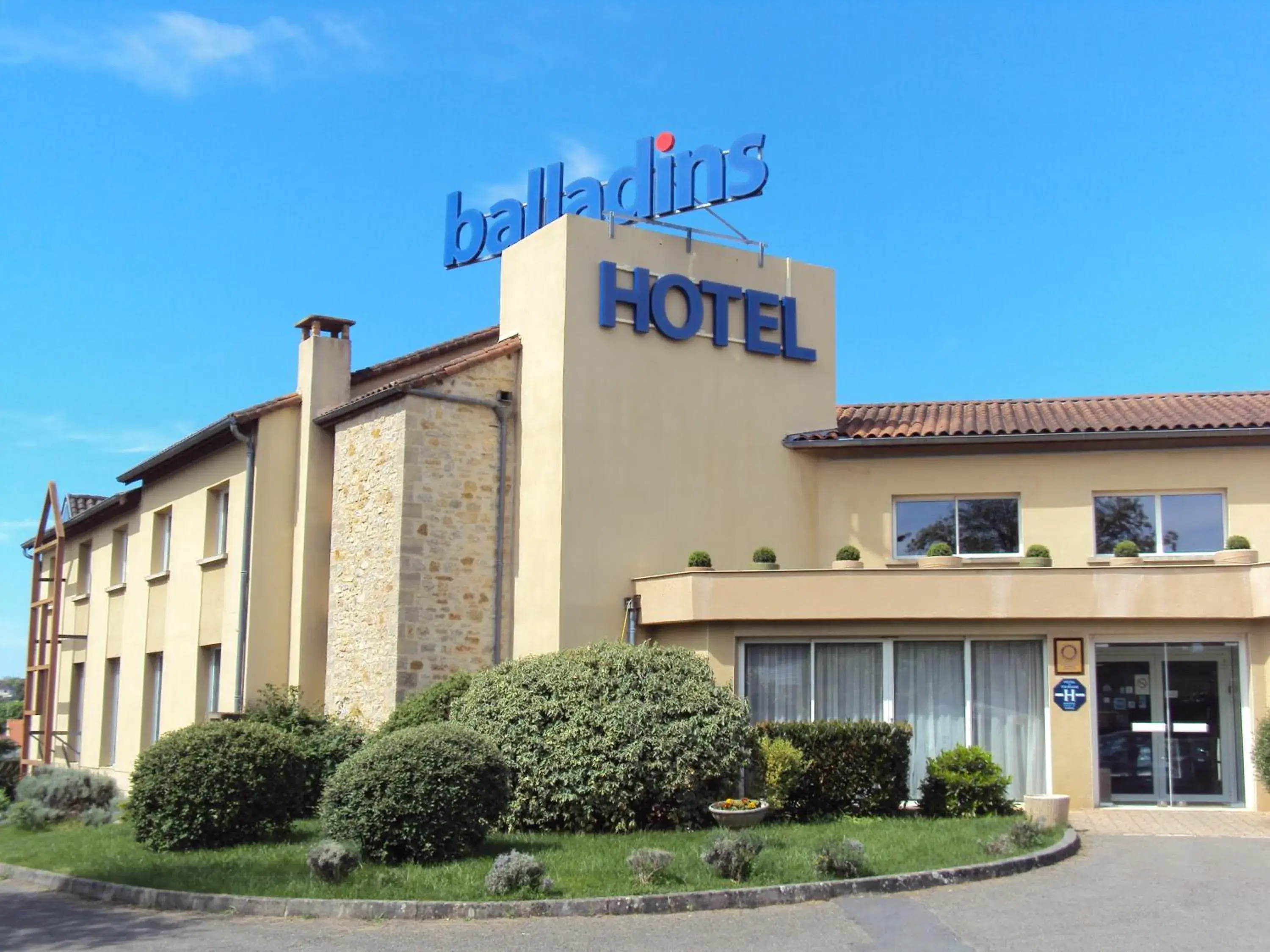 Facade/entrance in inspiration by balladins Villefranche-de-Rouergue Facade/entrance in inspiration by balladins Villefranche-de-Rouergue