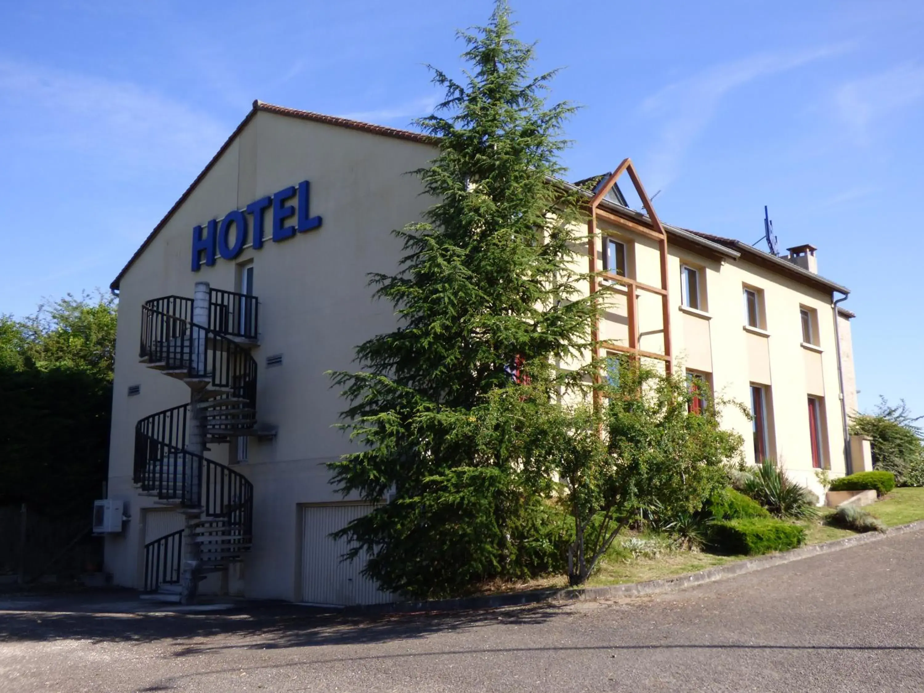 Facade/entrance in inspiration by balladins Villefranche-de-Rouergue Facade/entrance in inspiration by balladins Villefranche-de-Rouergue