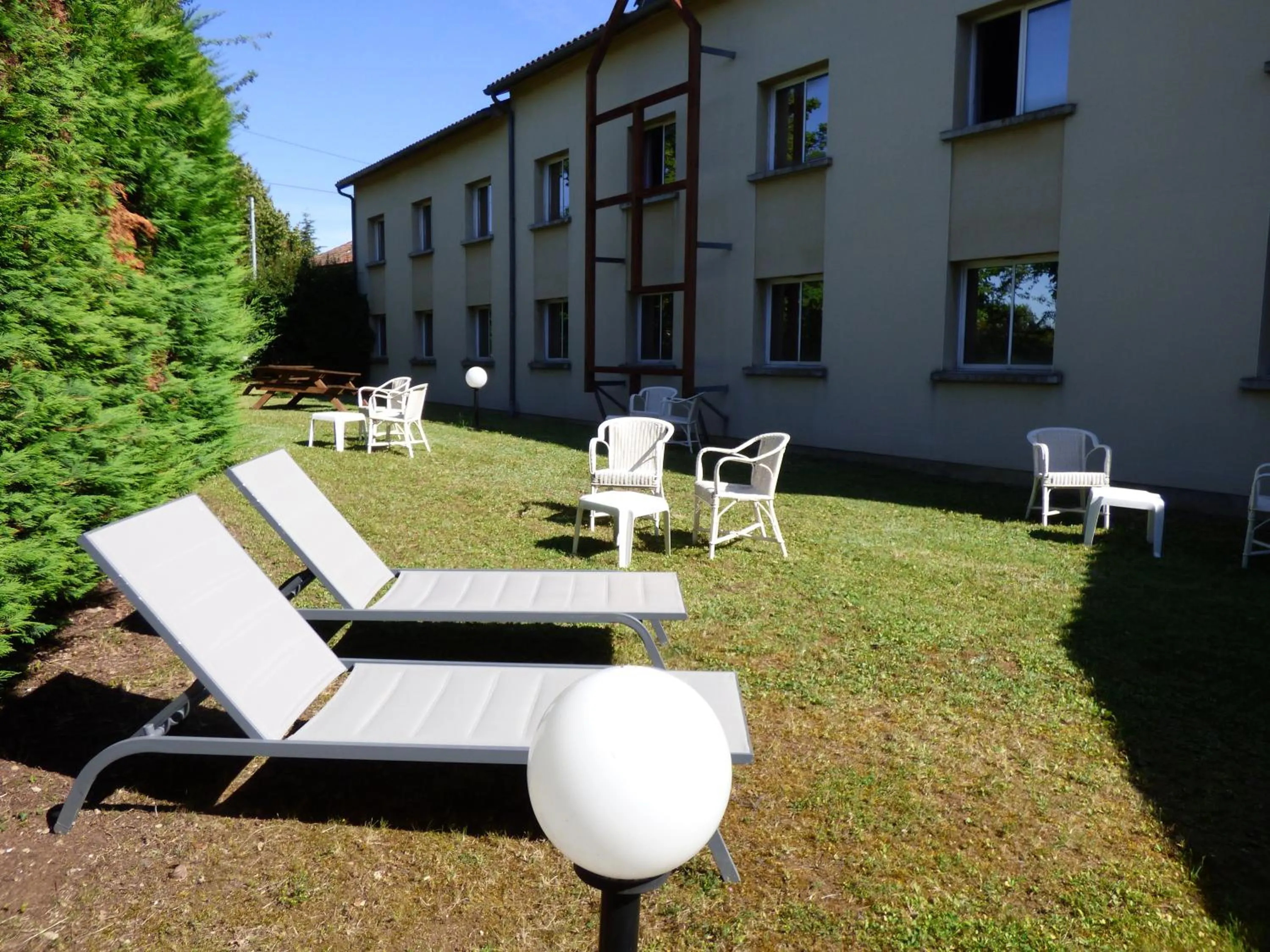 Garden in inspiration by balladins Villefranche-de-Rouergue