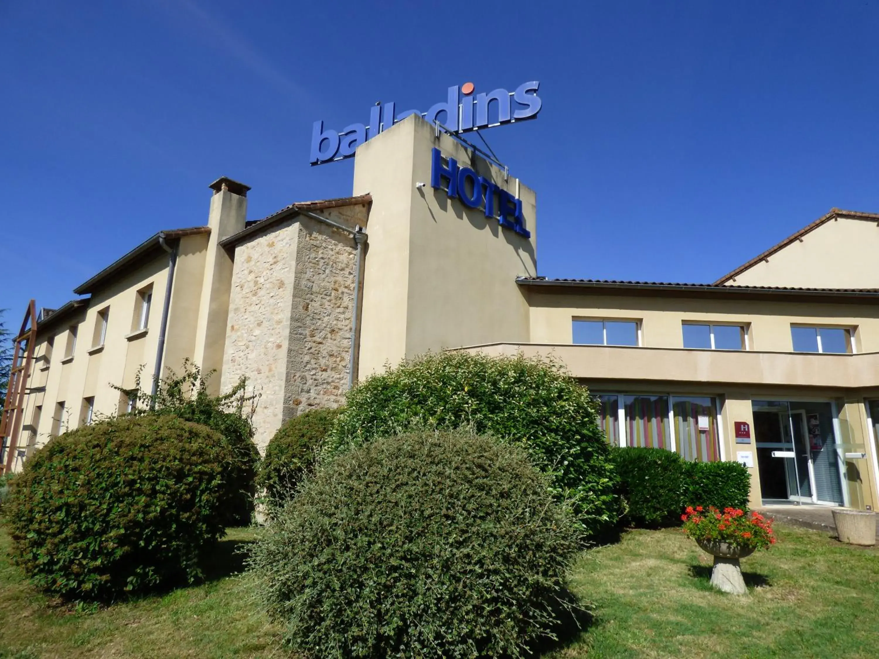 Facade/entrance in inspiration by balladins Villefranche-de-Rouergue Facade/entrance in inspiration by balladins Villefranche-de-Rouergue