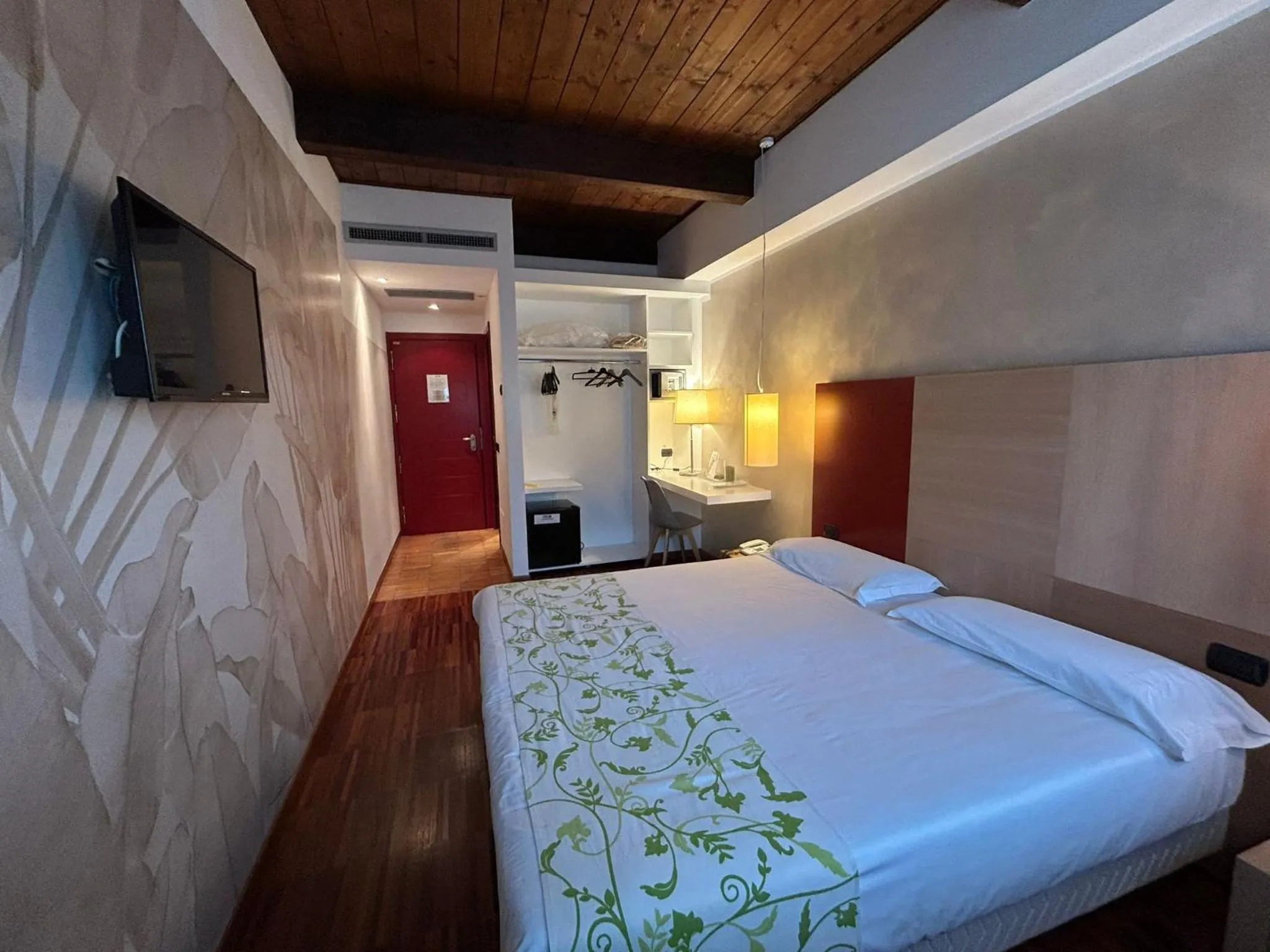 Shower, Bed in Cascina Scova Resort