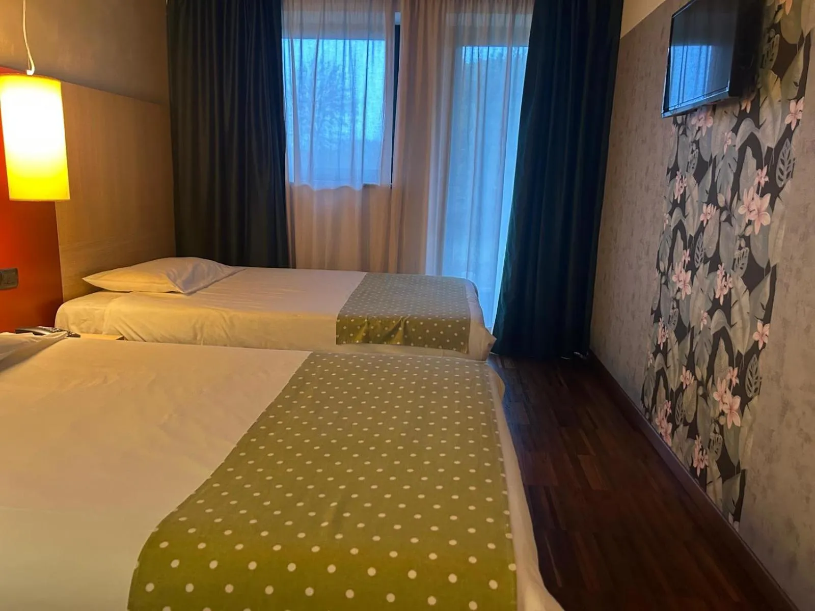 Shower, Bed in Cascina Scova Resort