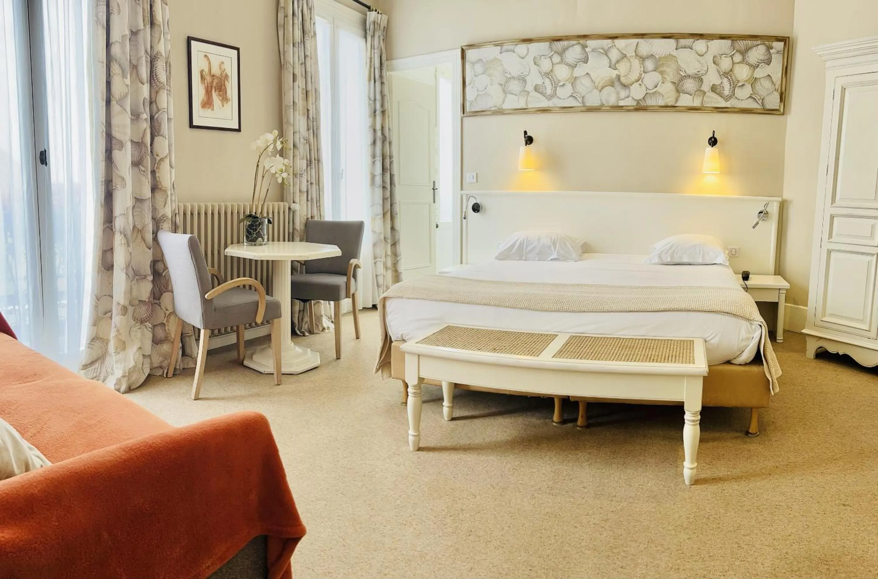 Bedroom, Bed in Hotel & Restaurant LE CENTRAL TROUVILLE