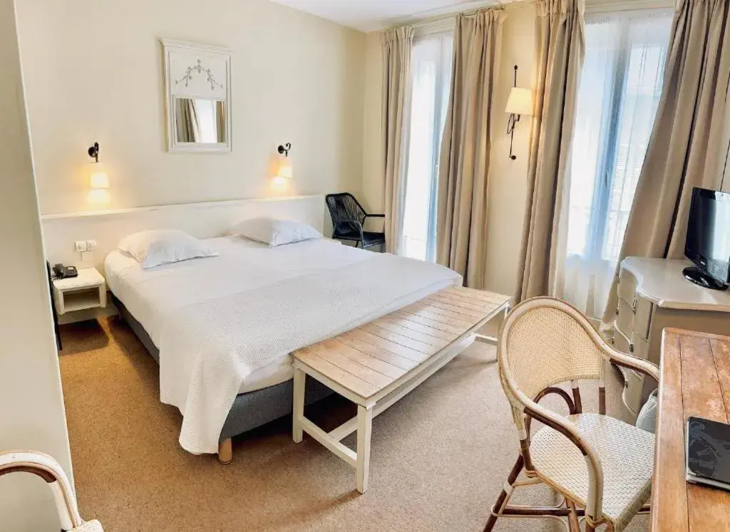 Standard Double or Twin Room with Street View in Hotel & Restaurant LE CENTRAL TROUVILLE Standard Double or Twin Room with Street View in Hotel & Restaurant LE CENTRAL TROUVILLE