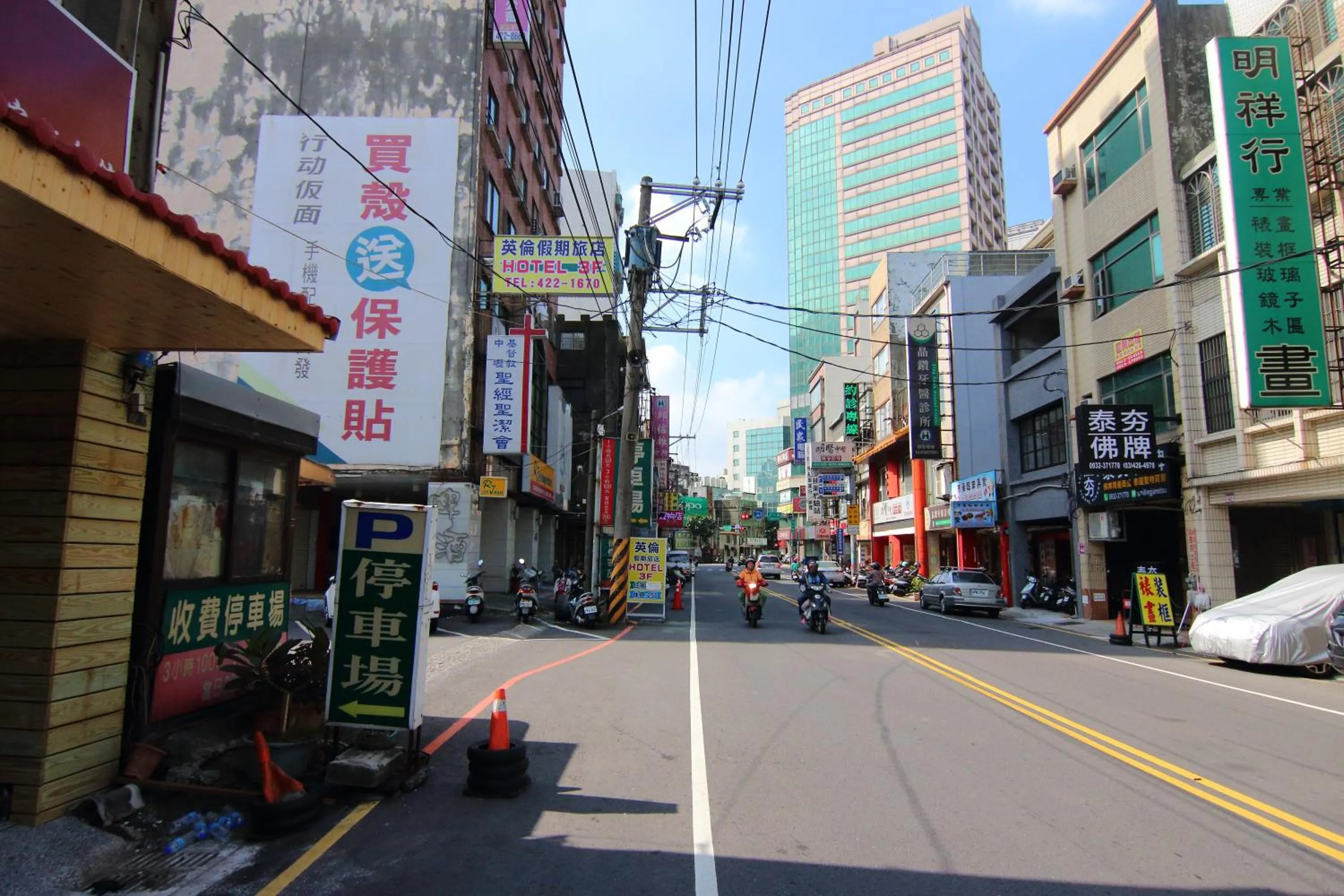 Facade/entrance in England Vacation Hotel