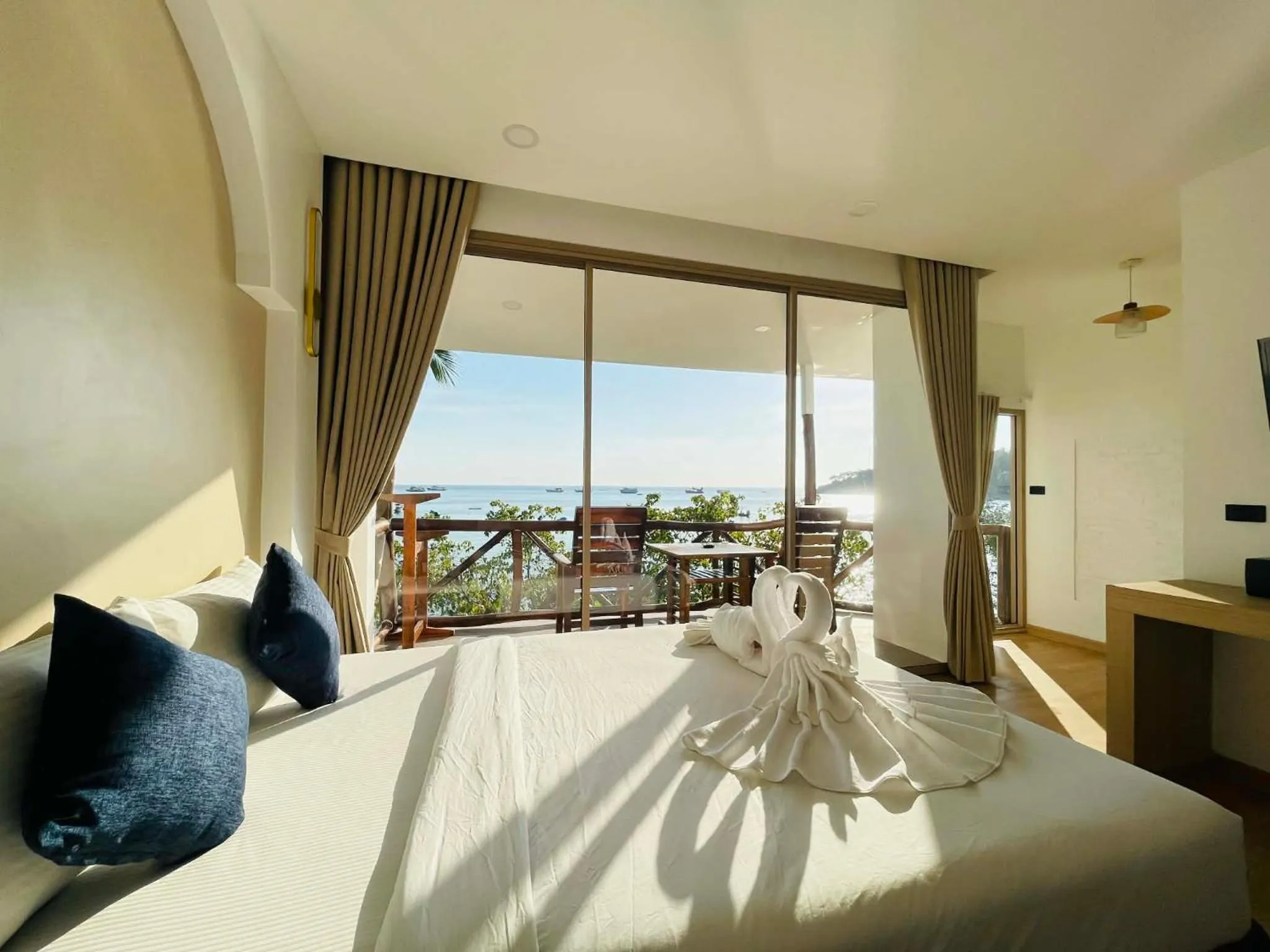 Bed in Big Fish Resort Koh Tao