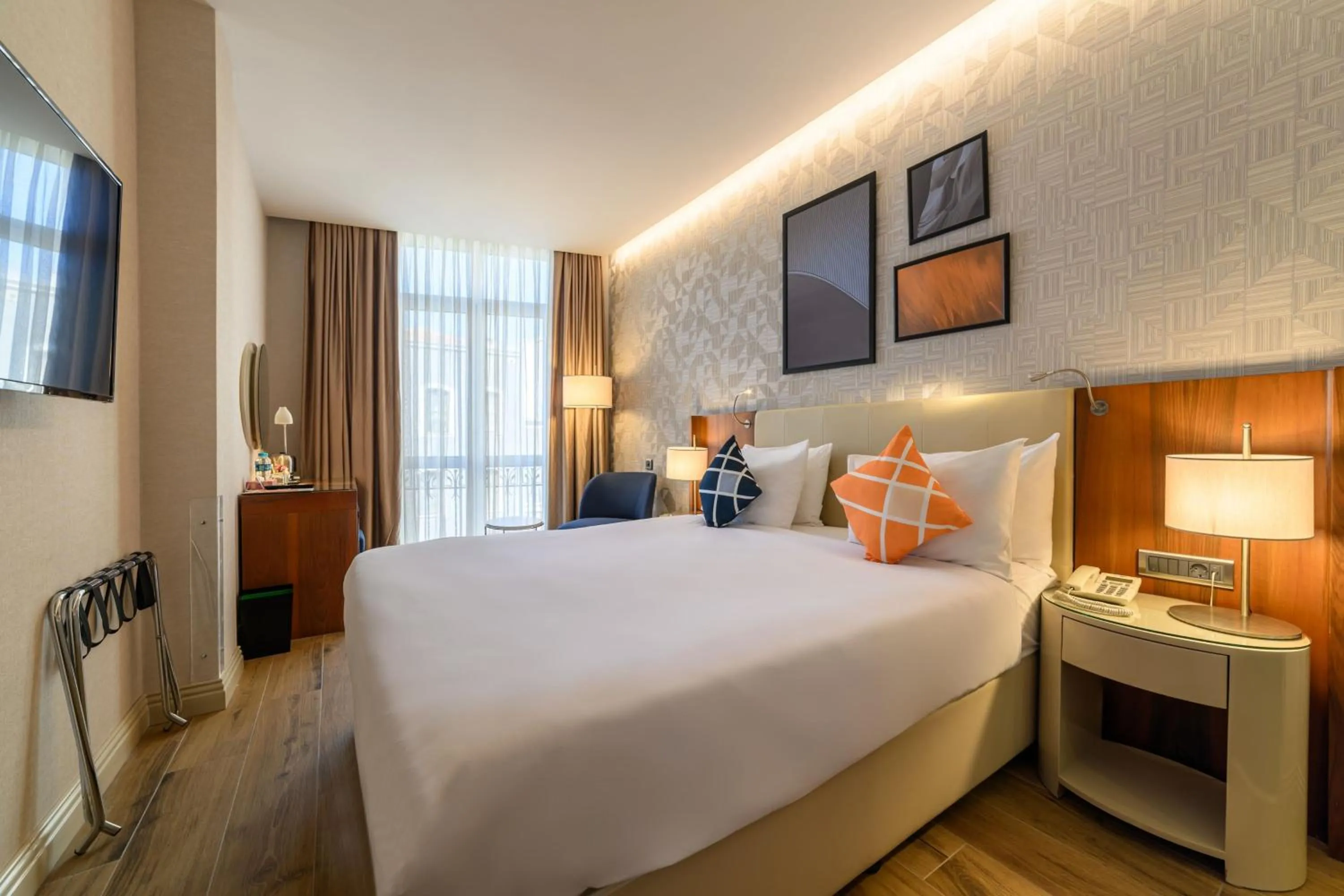 Photo of the whole room, Bed in Four Points Flex by Sheraton Istanbul Taksim Square