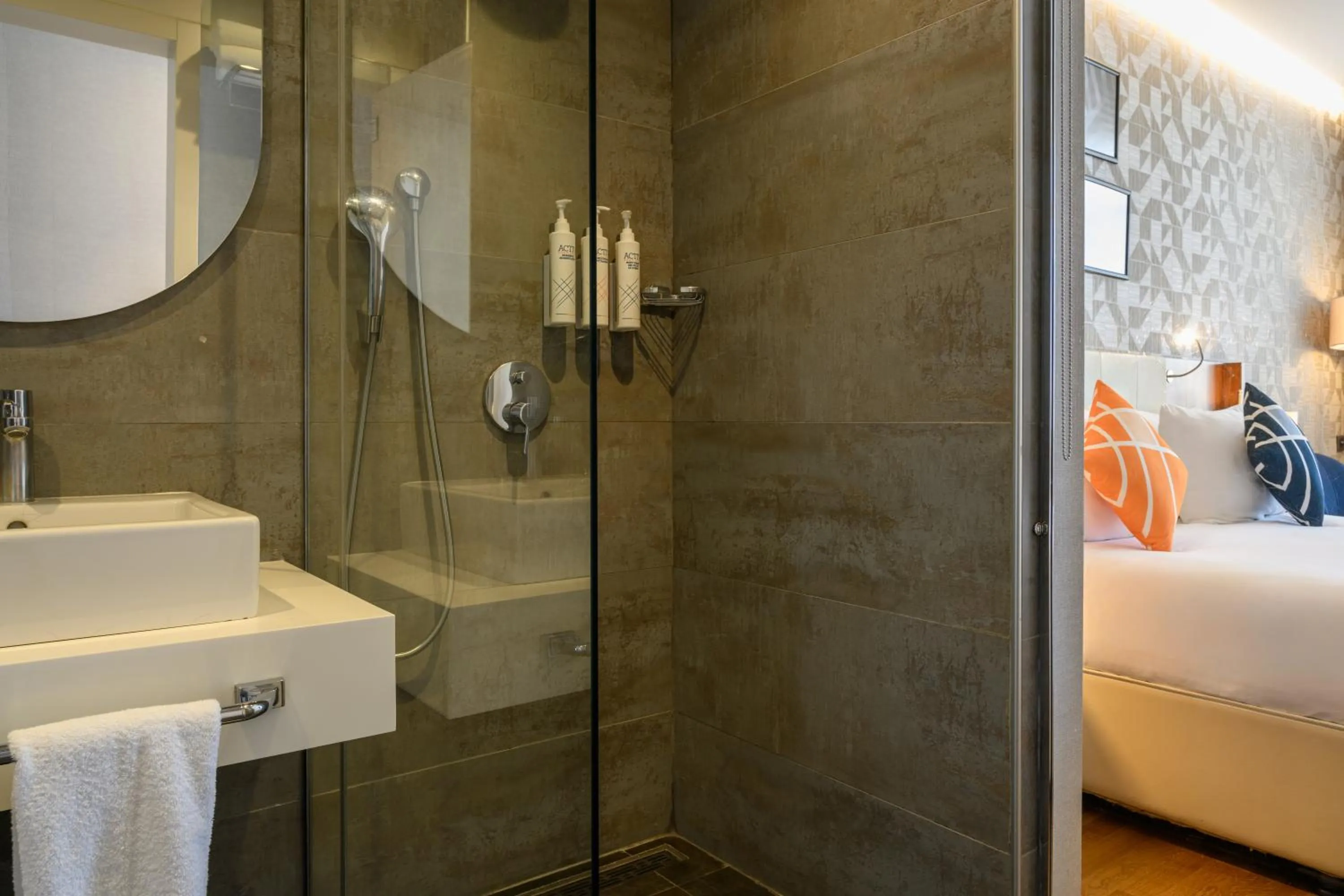 Bathroom, Bed in Four Points Flex by Sheraton Istanbul Taksim Square