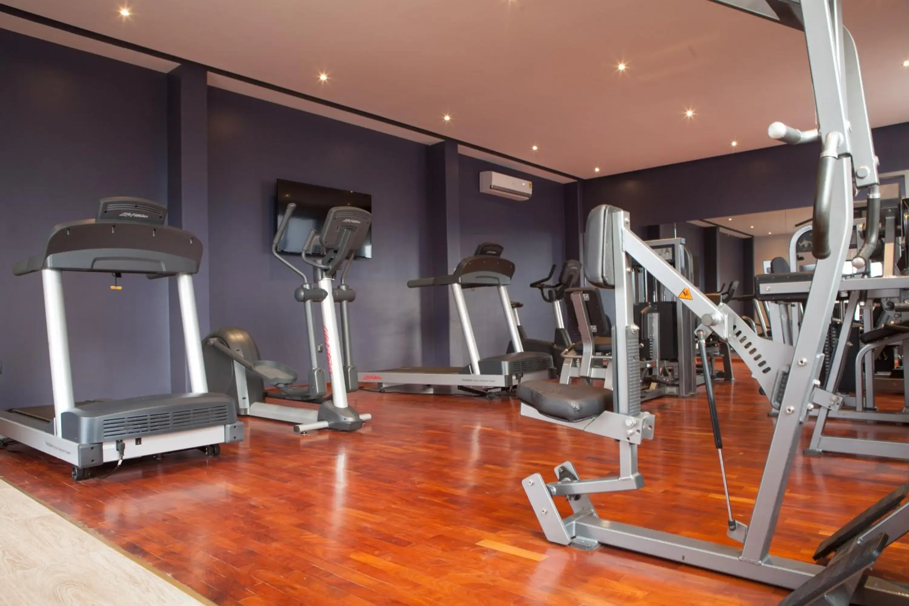 Fitness centre/facilities in Oak Plaza Suites Fitness centre/facilities in Oak Plaza Suites