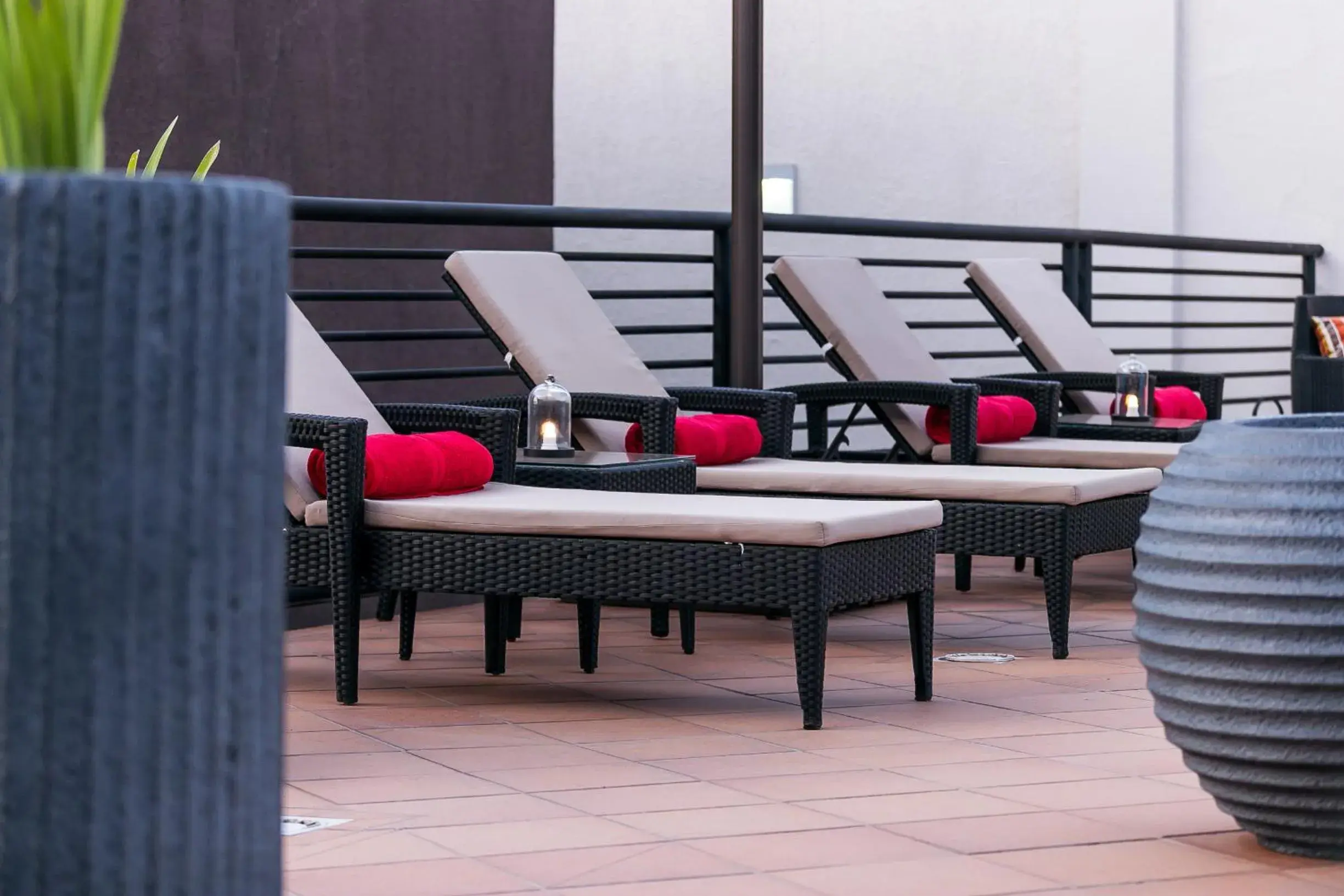 Swimming pool in Oak Plaza Suites Swimming pool in Oak Plaza Suites