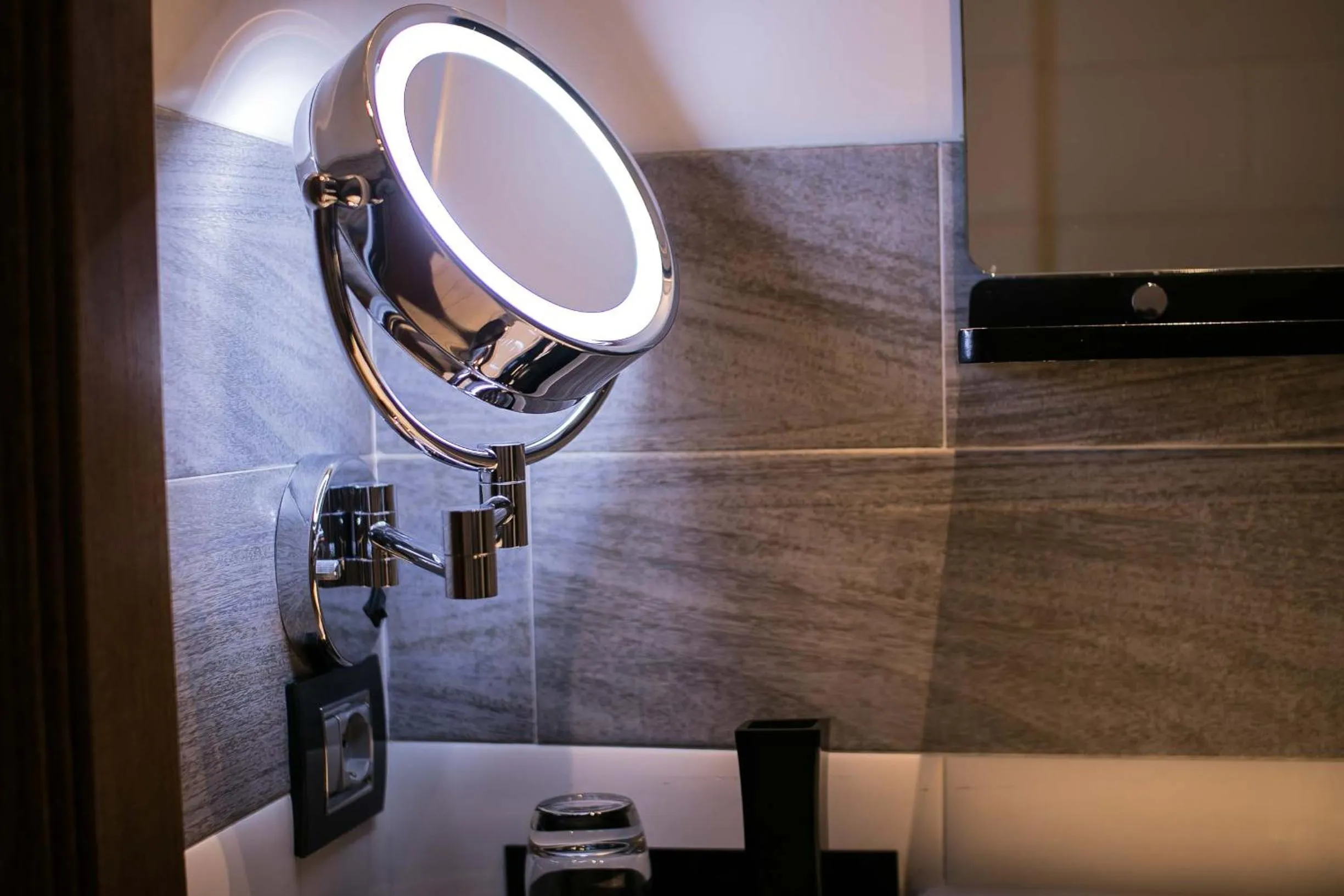 Bathroom in Oak Plaza Suites