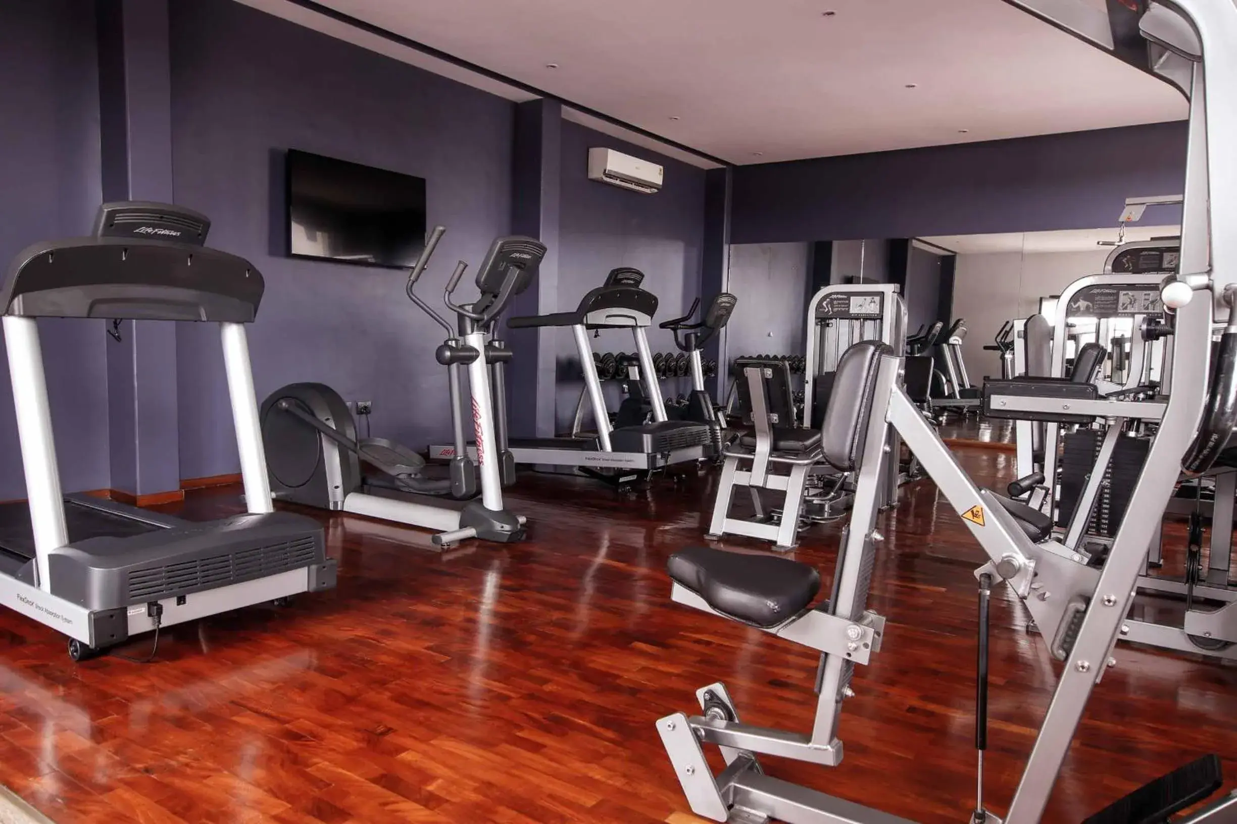 Fitness centre/facilities in Oak Plaza Suites Fitness centre/facilities in Oak Plaza Suites