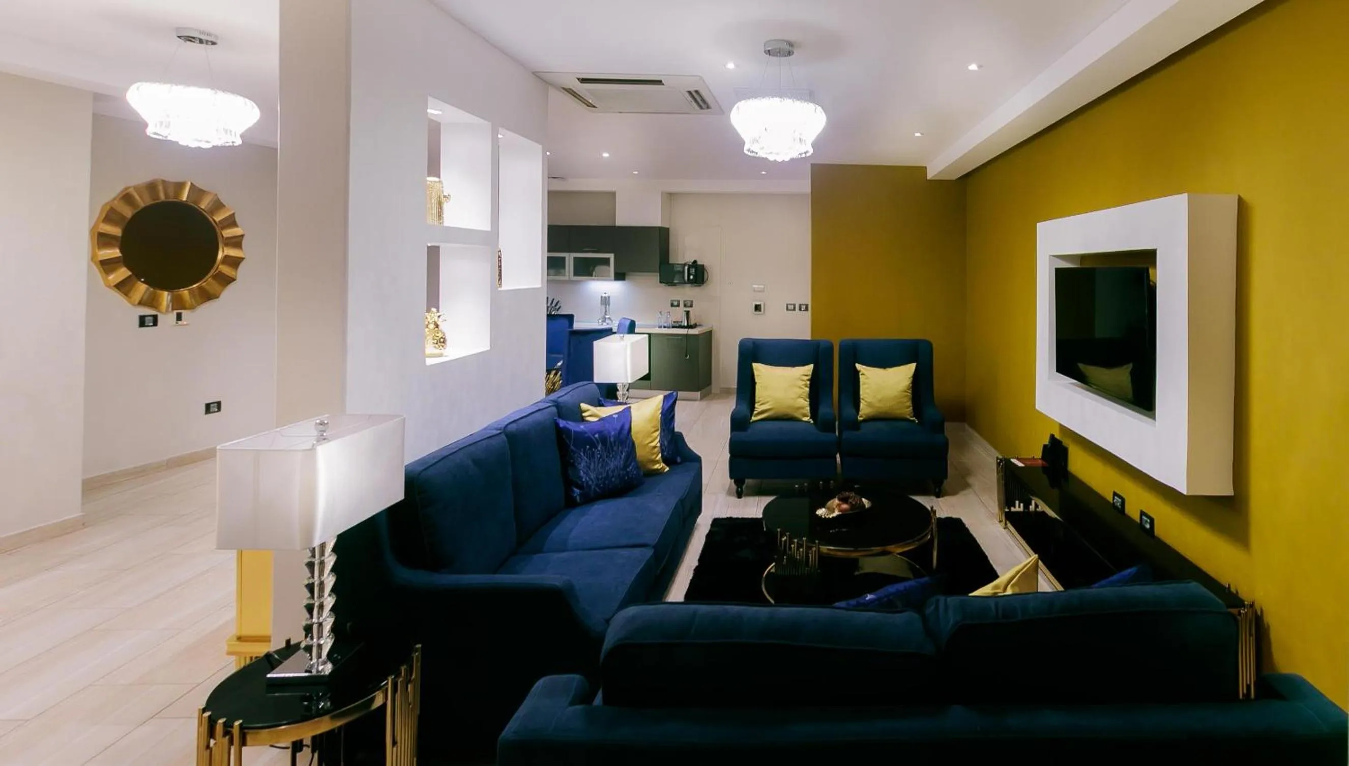 Seating area in Oak Plaza Suites