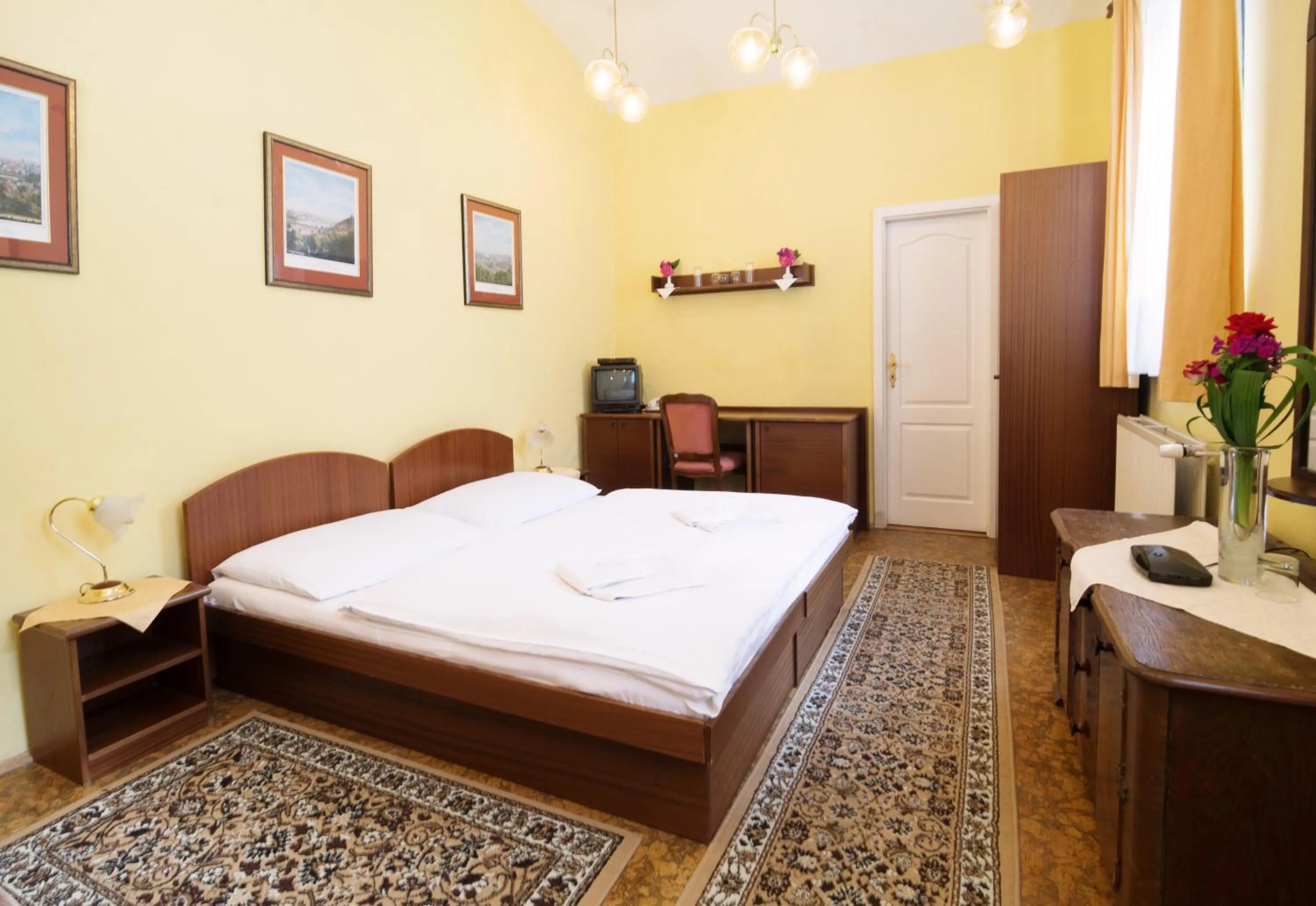 Photo of the whole room, Bed in Pension Dientzenhofer