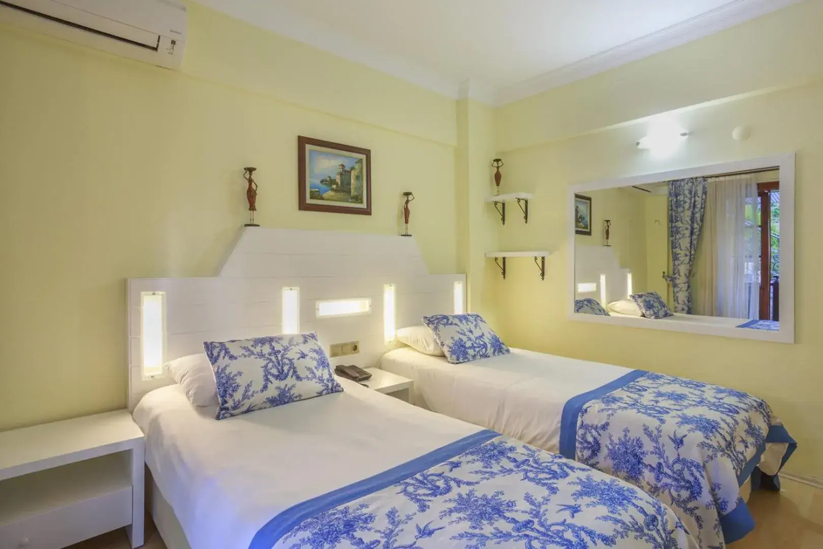 Photo of the whole room, Bed in Hotel Villa Daffodil Photo of the whole room, Bed in Hotel Villa Daffodil