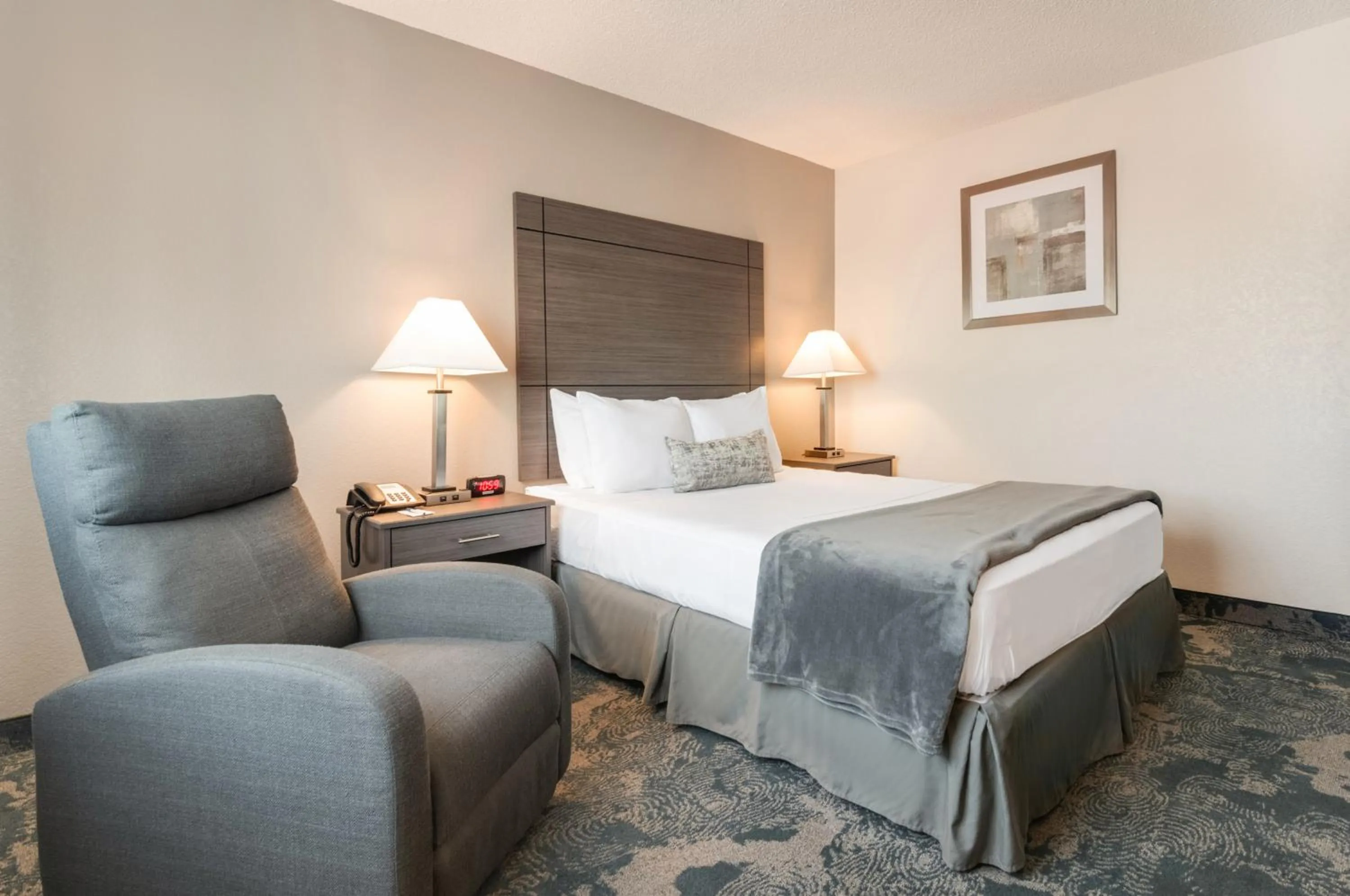 Bed in American Inn & Suites Metro Airport