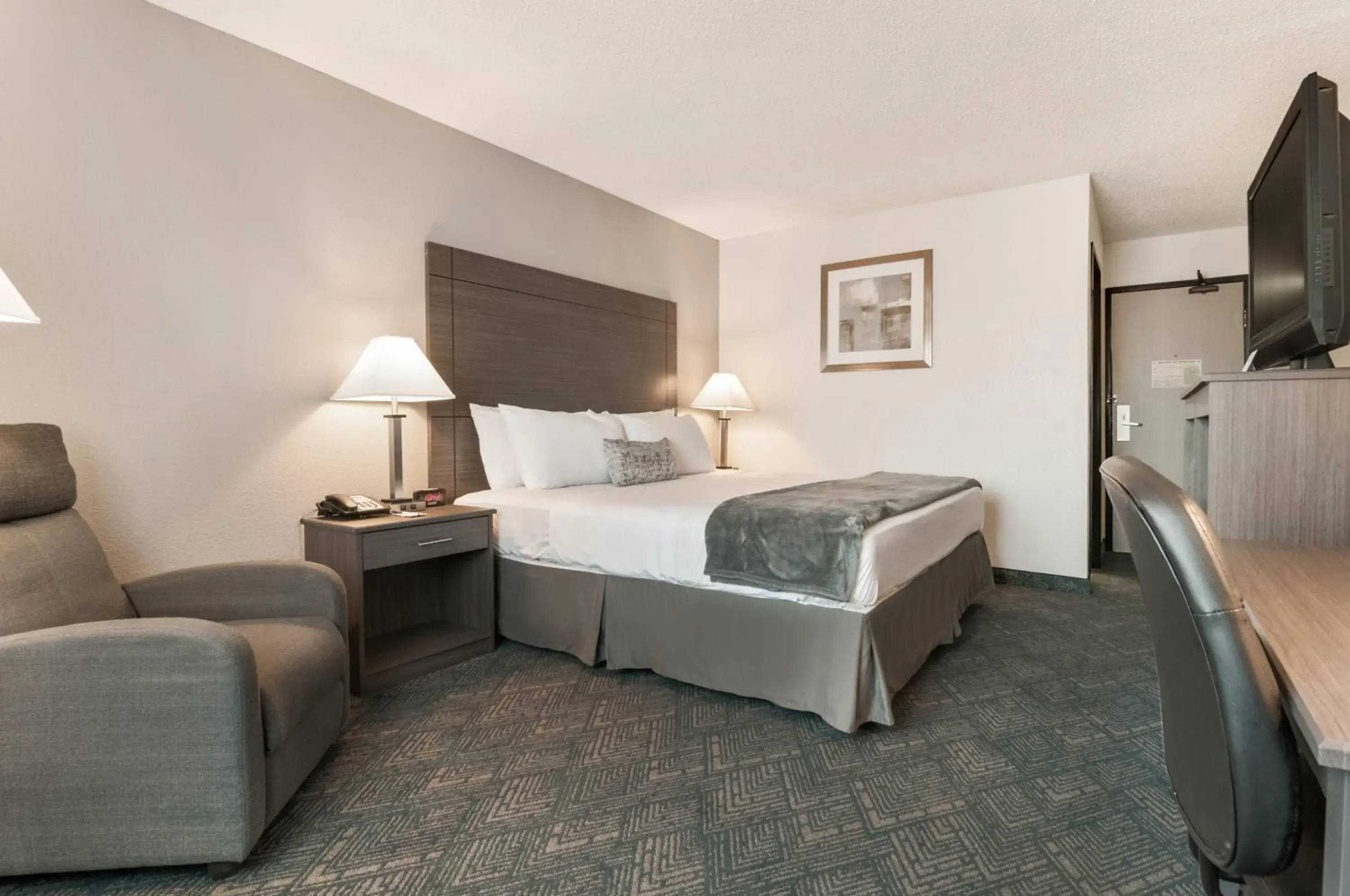 Bed in American Inn & Suites Metro Airport Bed in American Inn & Suites Metro Airport