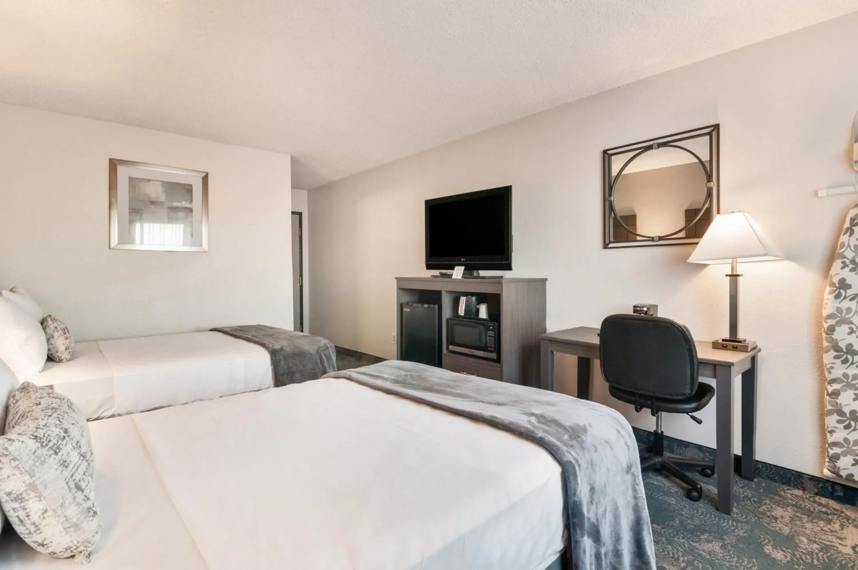 Bed in American Inn & Suites Metro Airport Bed in American Inn & Suites Metro Airport