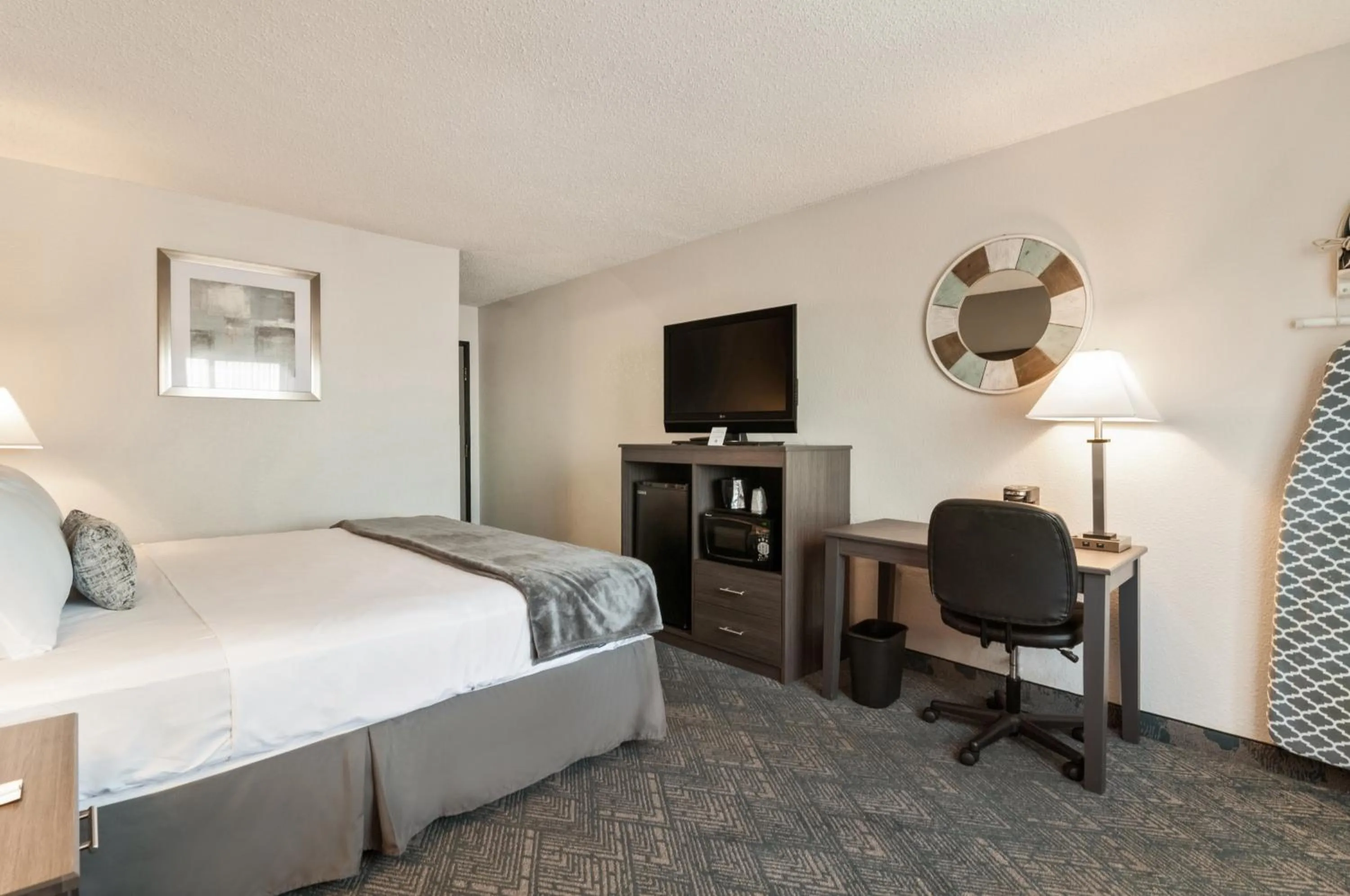 Bed in American Inn & Suites Metro Airport