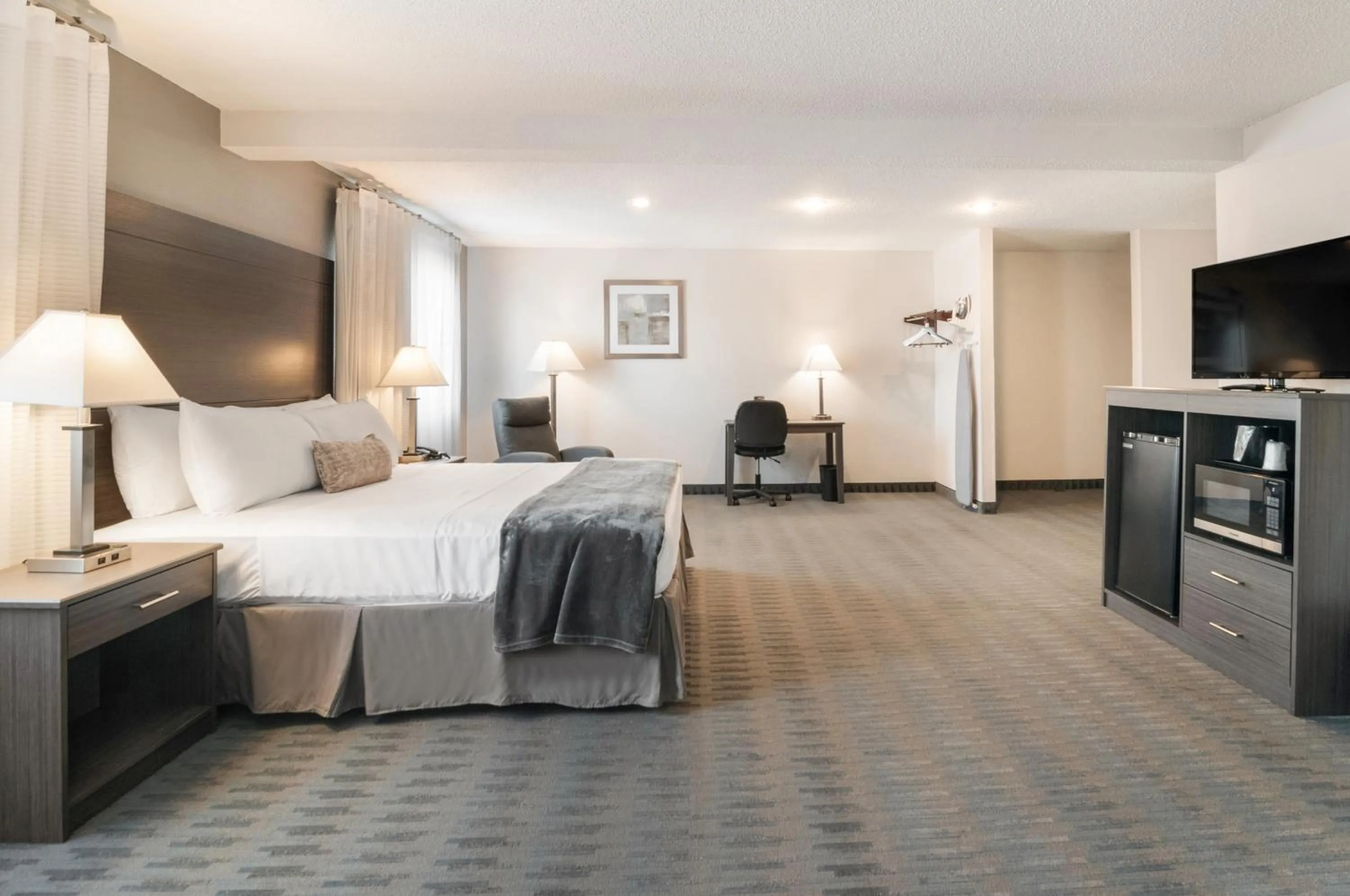 Bed in American Inn & Suites Metro Airport