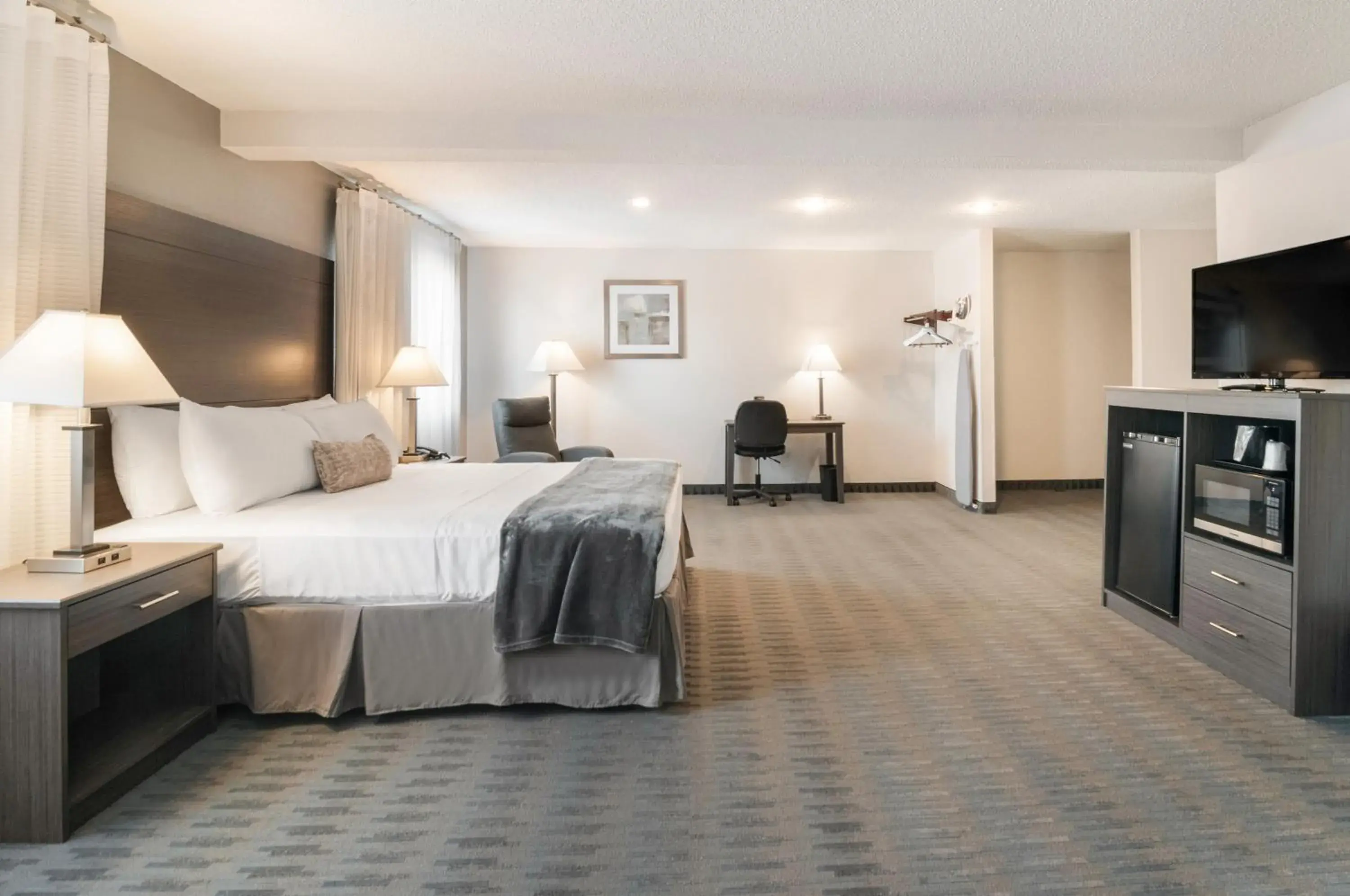 Bed in American Inn & Suites Metro Airport Bed in American Inn & Suites Metro Airport