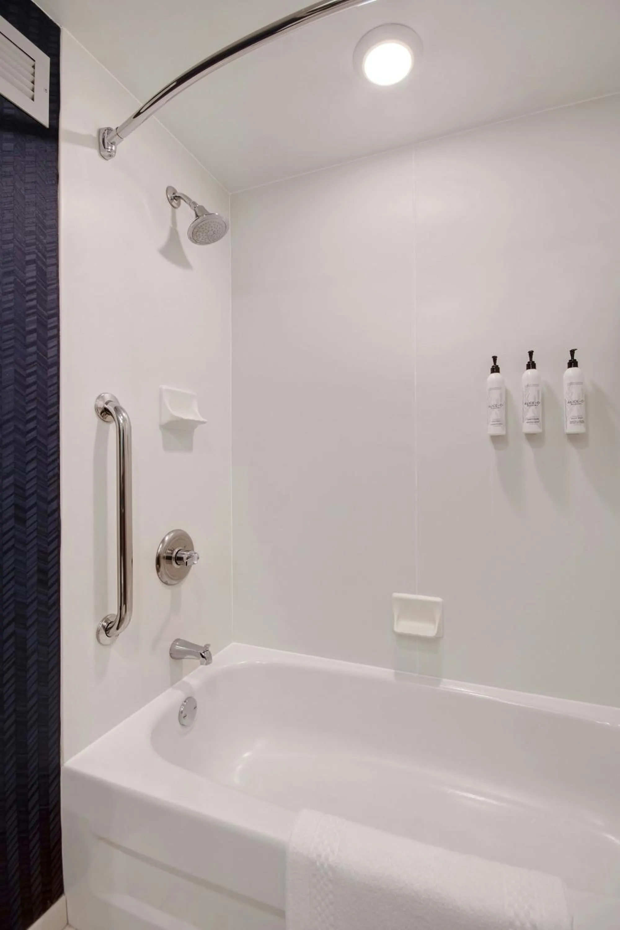 Bathroom in Fairfield Inn and Suites by Marriott Rochester West/Greece