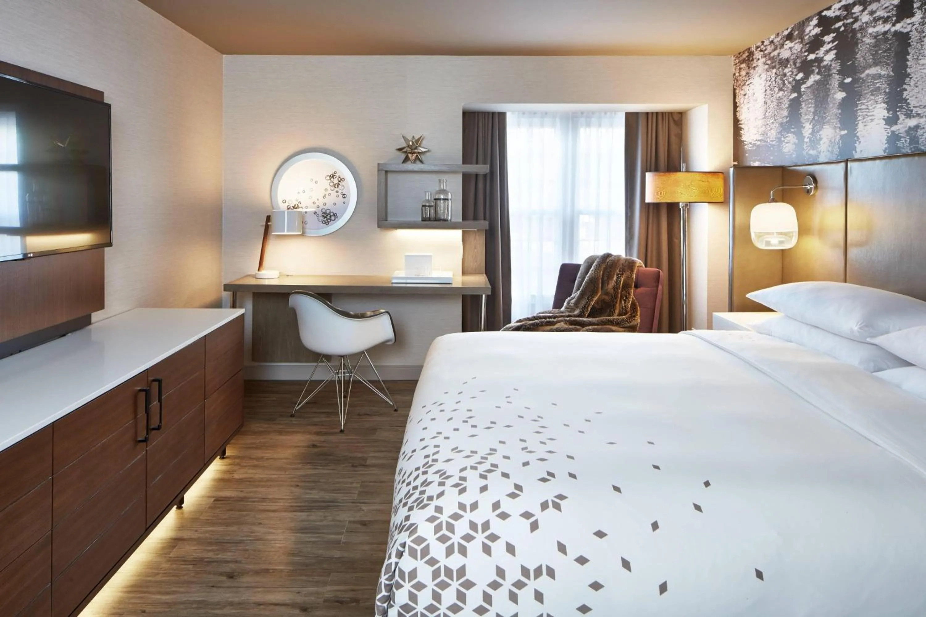 Photo of the whole room, Bed in The Del Monte Lodge Renaissance Rochester Hotel & Spa