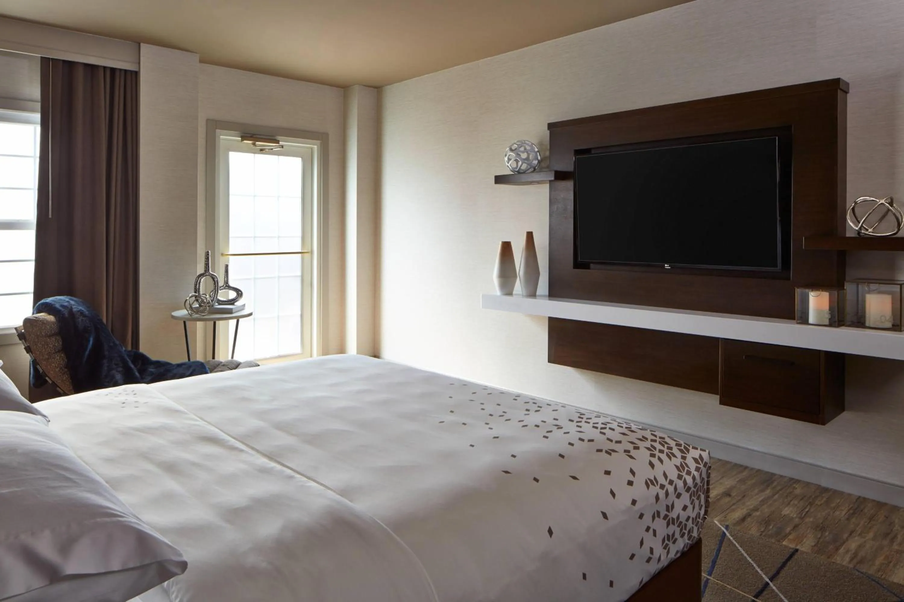 Photo of the whole room, Bed in The Del Monte Lodge Renaissance Rochester Hotel & Spa