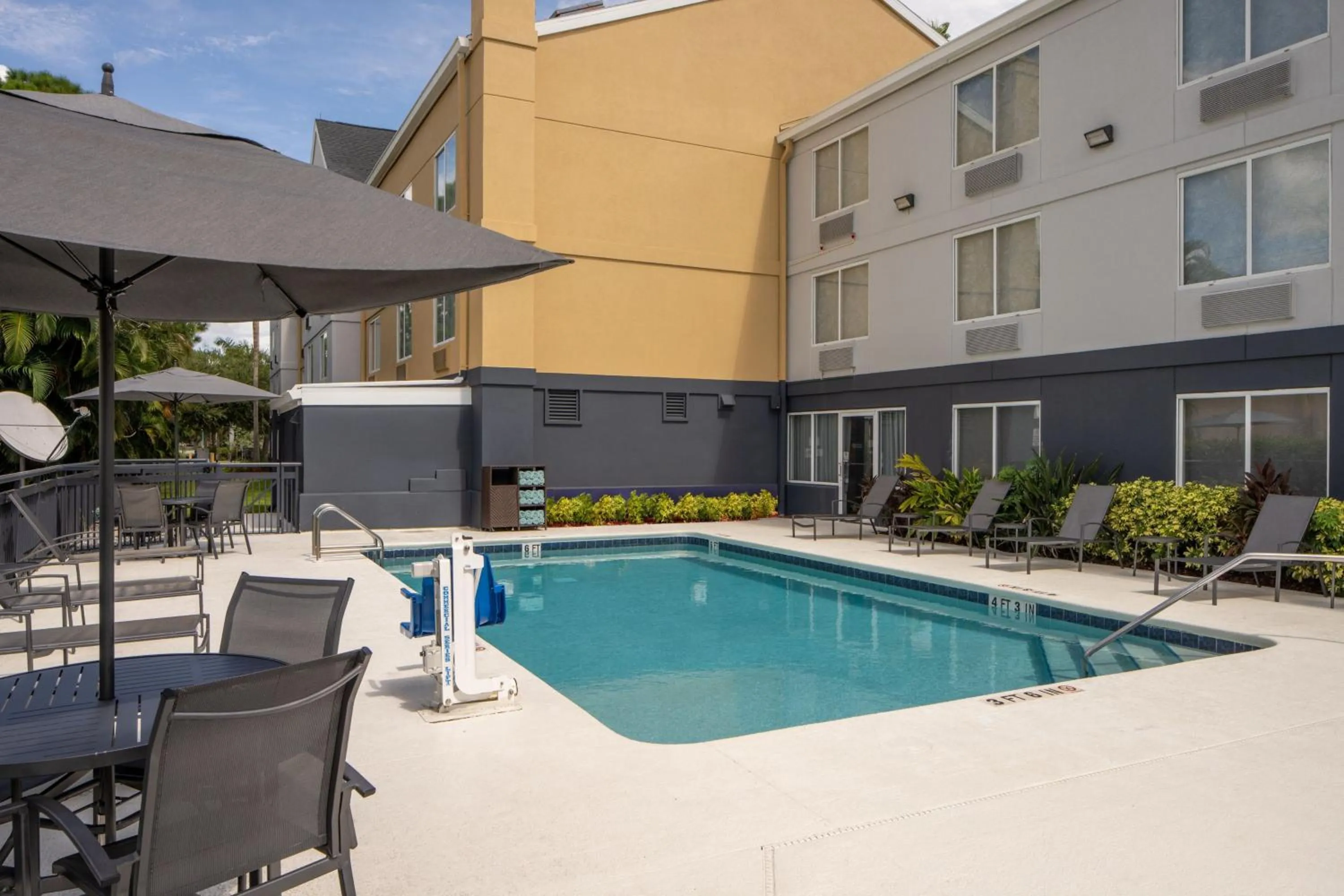 Swimming pool in Fairfield Inn & Suites by Marriott Fort Myers Cape Coral