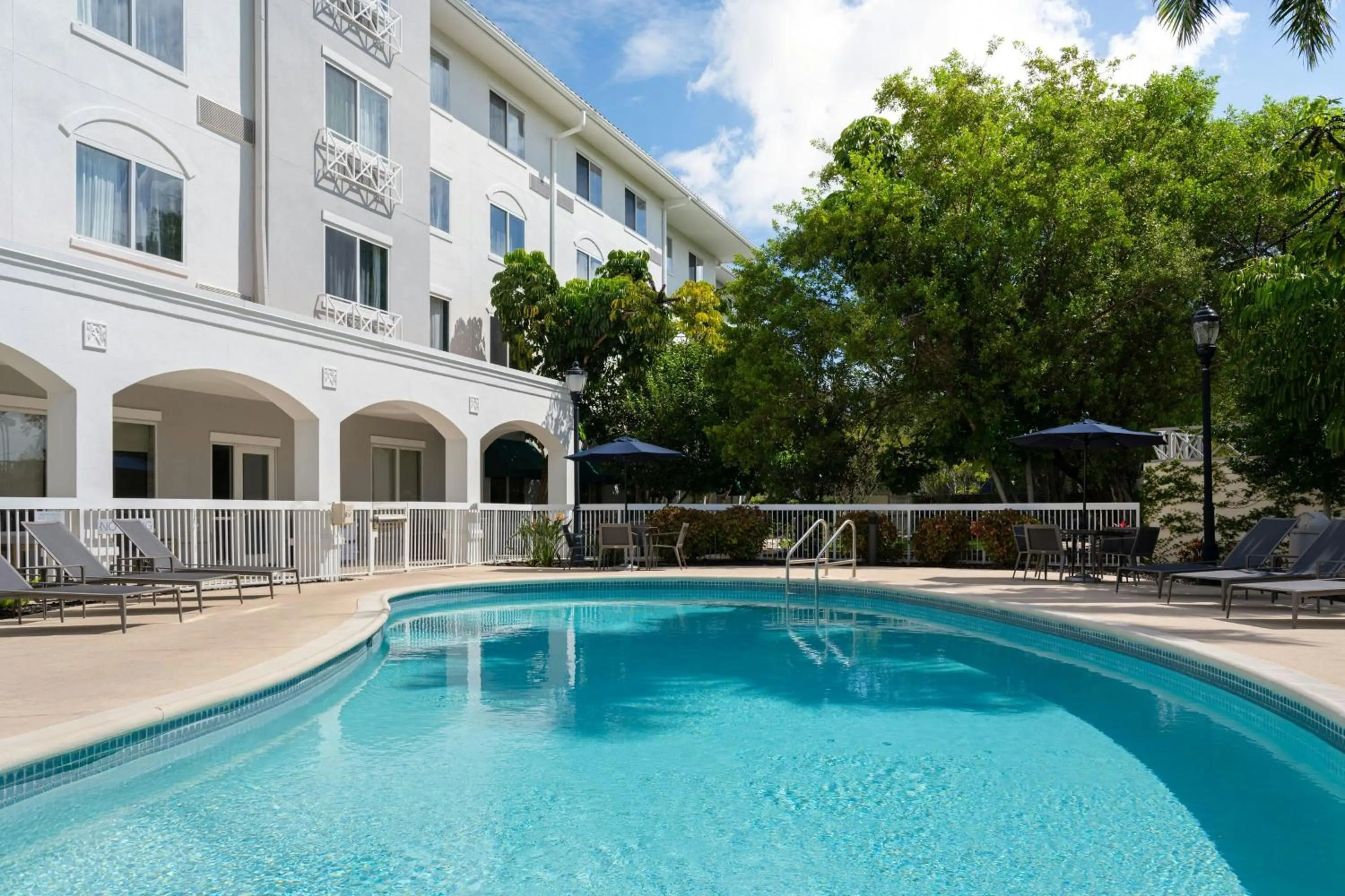 Swimming pool in Courtyard Fort Myers at I-75 and Gulf Coast Town Center