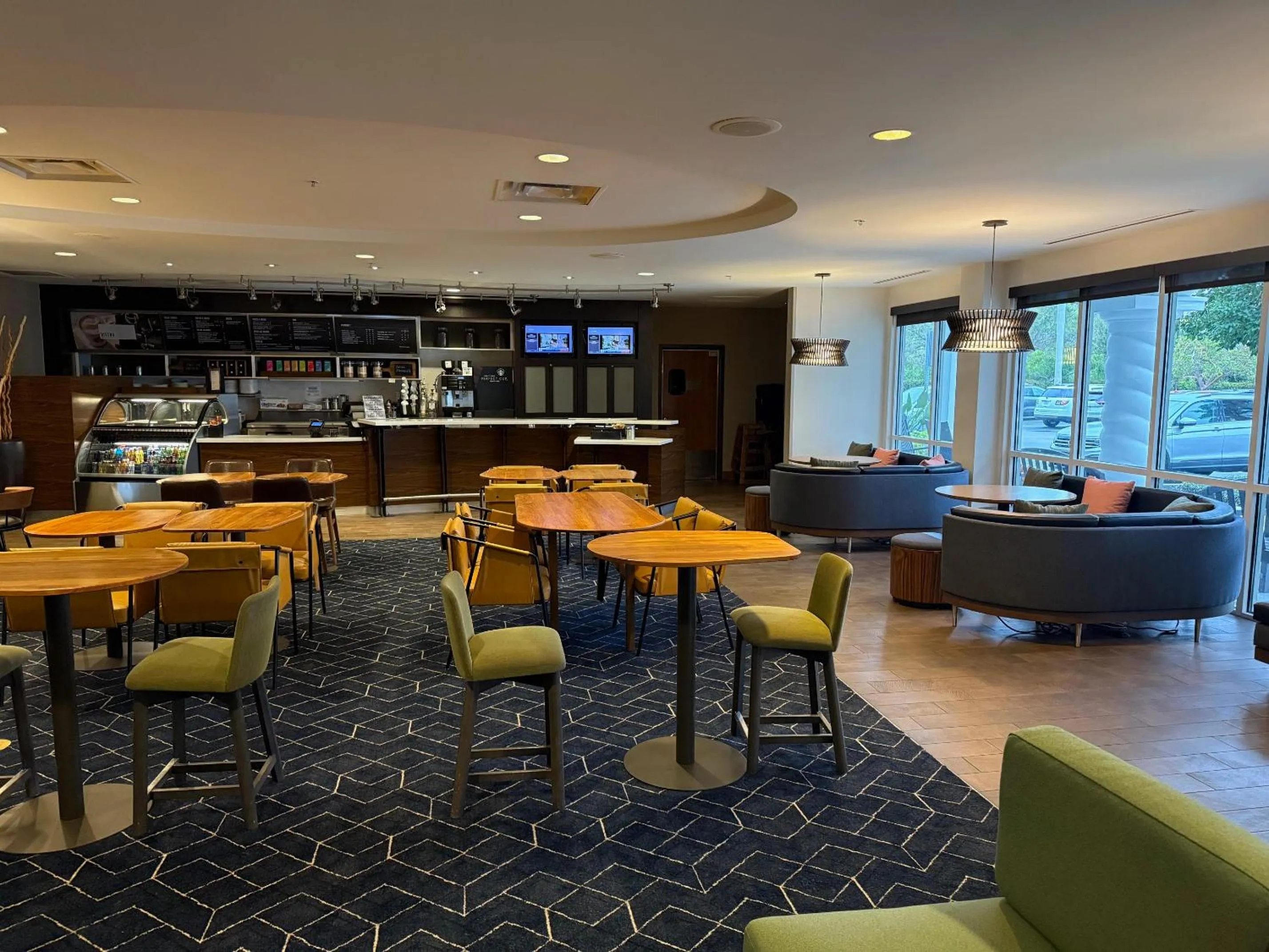 Lounge or bar in Courtyard Fort Myers at I-75 and Gulf Coast Town Center