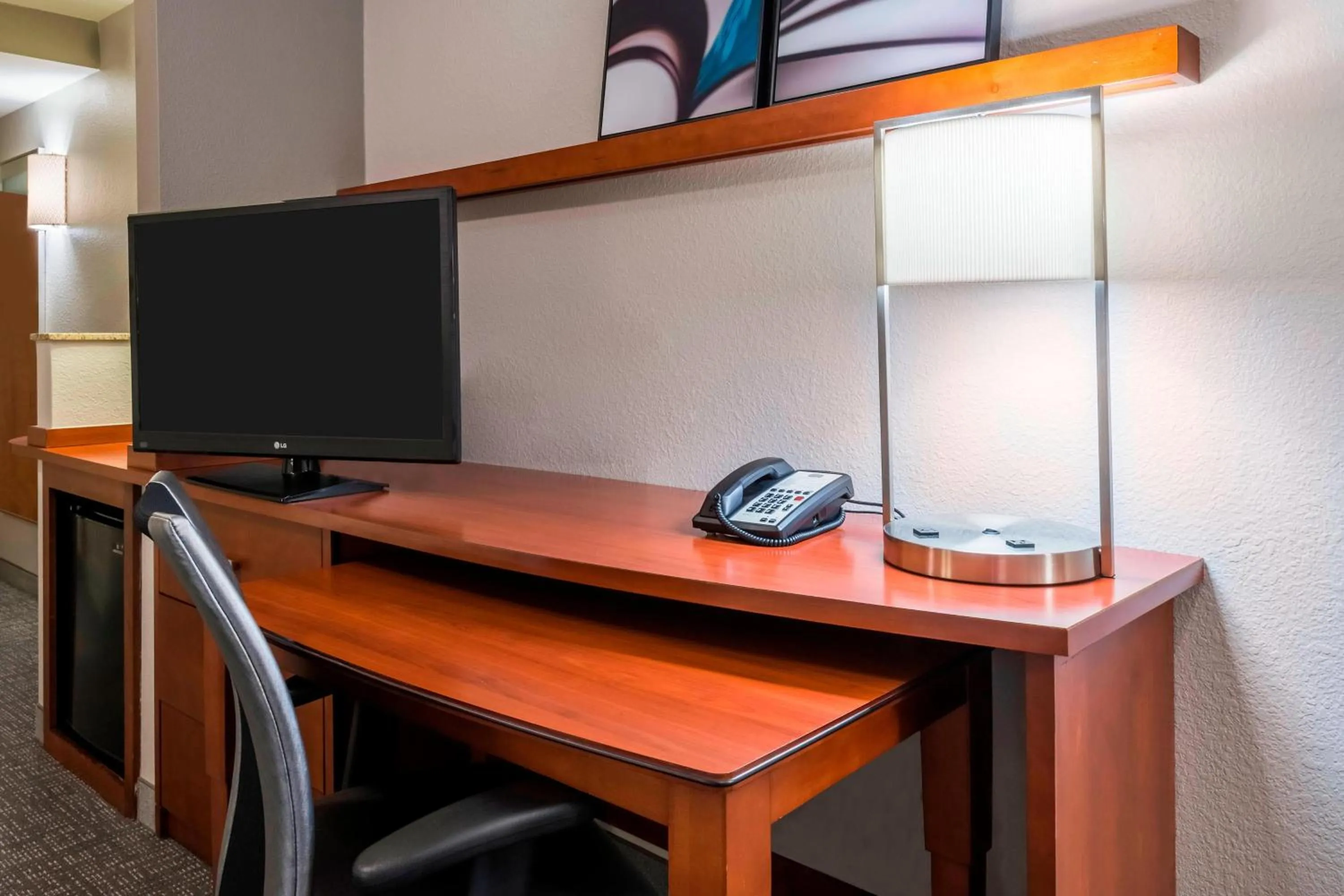 Photo of the whole room in Courtyard Fort Myers at I-75 and Gulf Coast Town Center