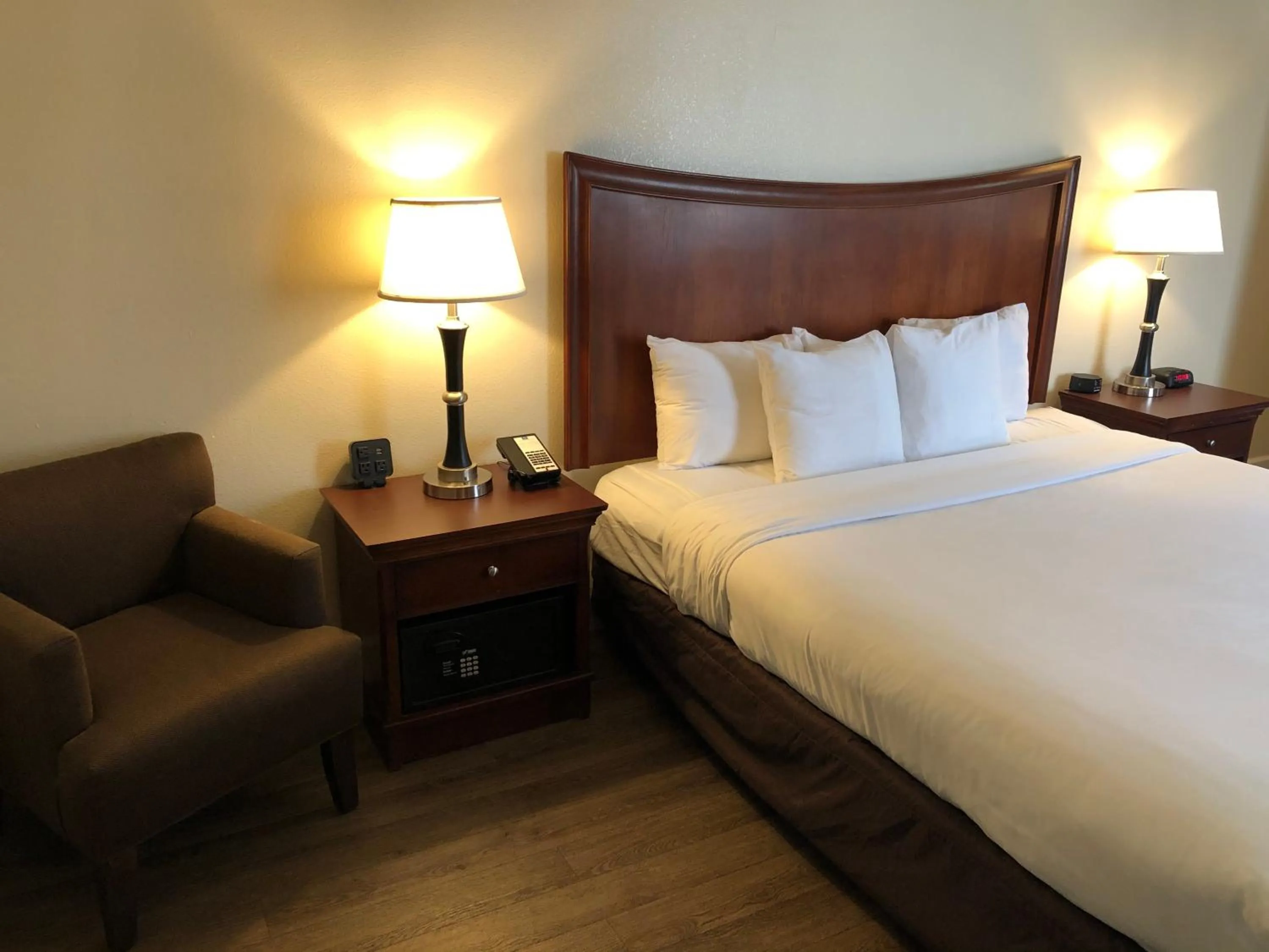 Bedroom, Bed in Blu Pacific Hotel