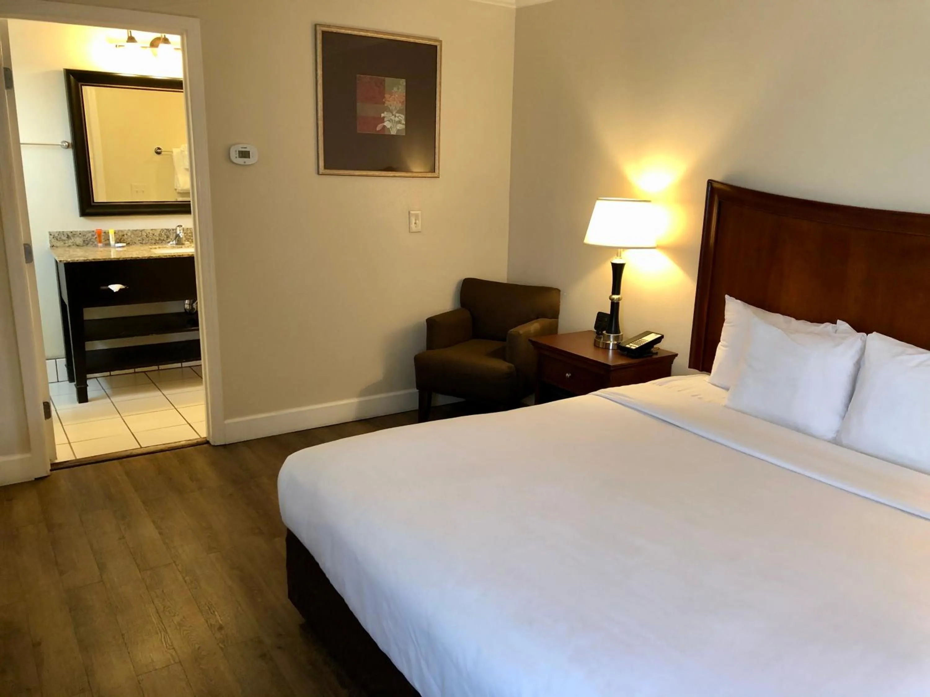 Bedroom, Bed in Blu Pacific Hotel