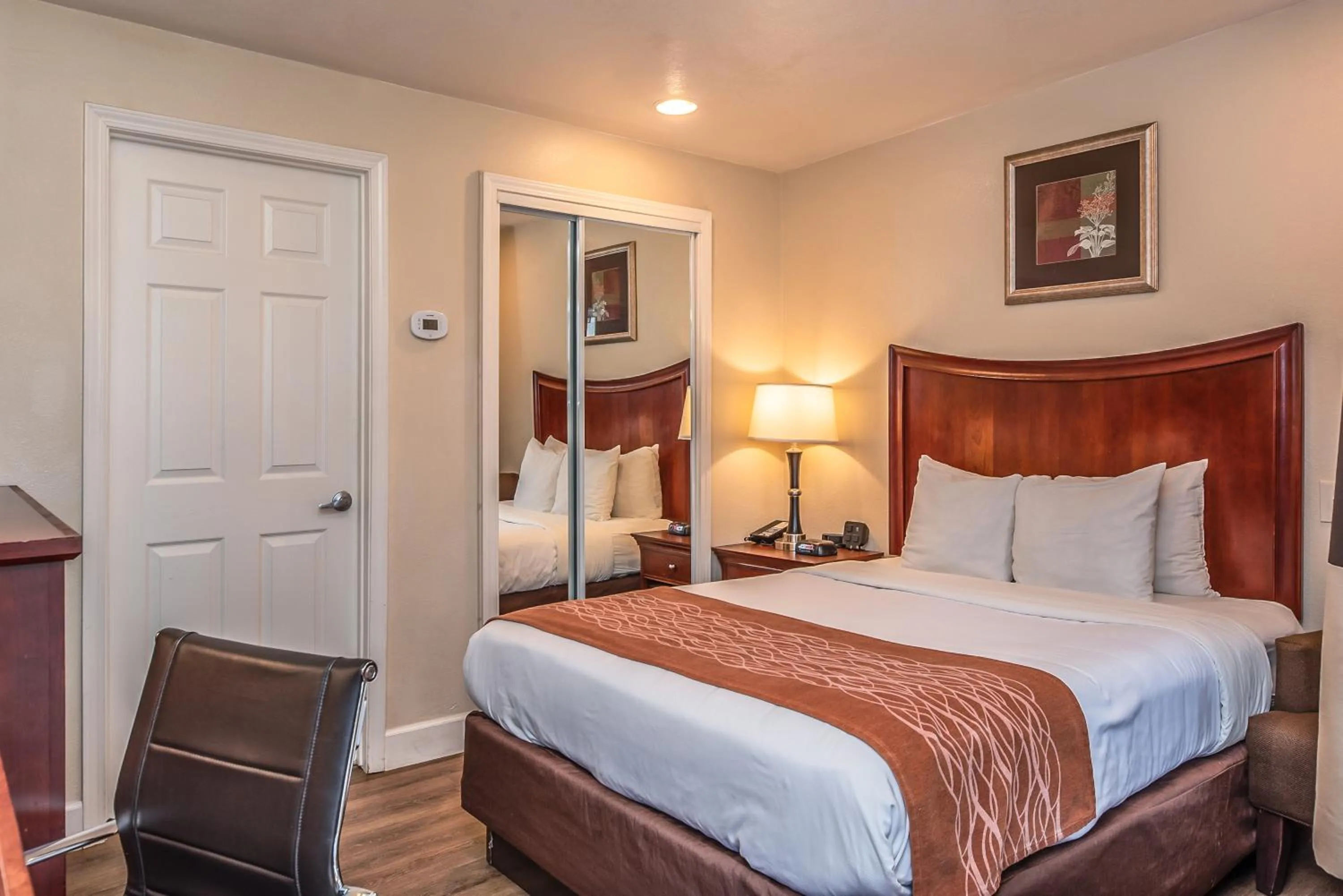 Photo of the whole room, Bed in Blu Pacific Hotel