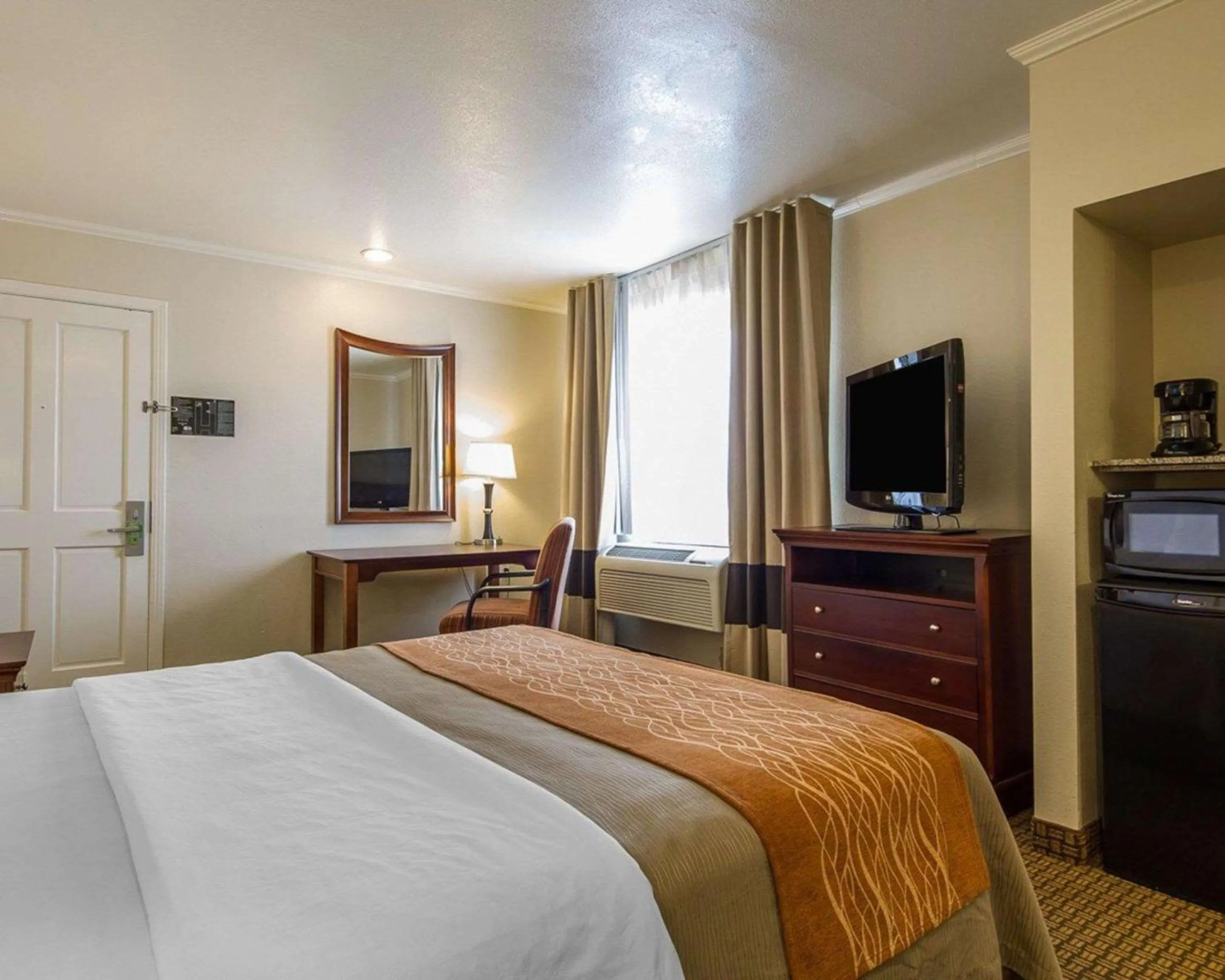 Photo of the whole room, Bed in Blu Pacific Hotel