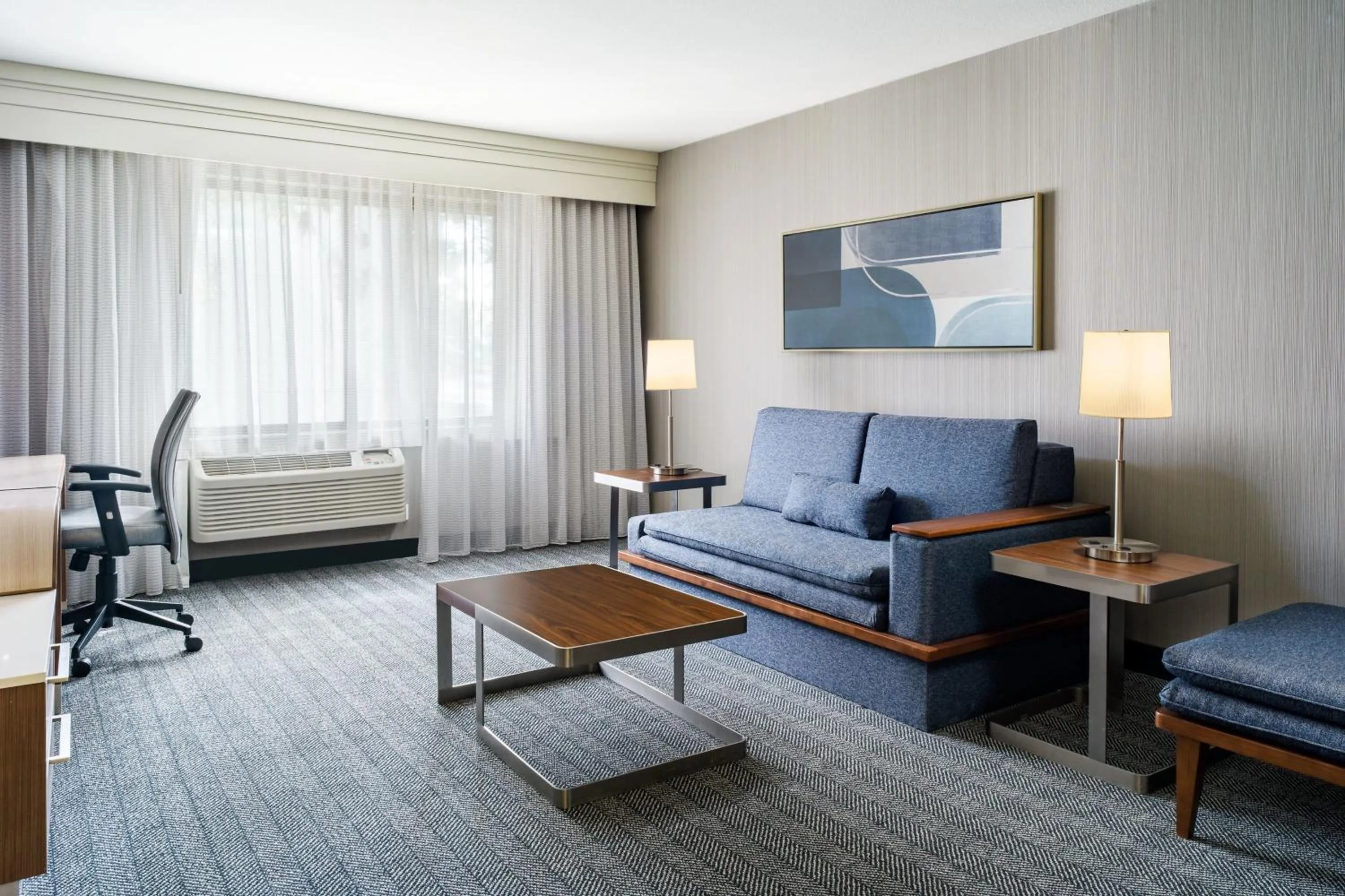 Living room in Courtyard by Marriott Vacaville